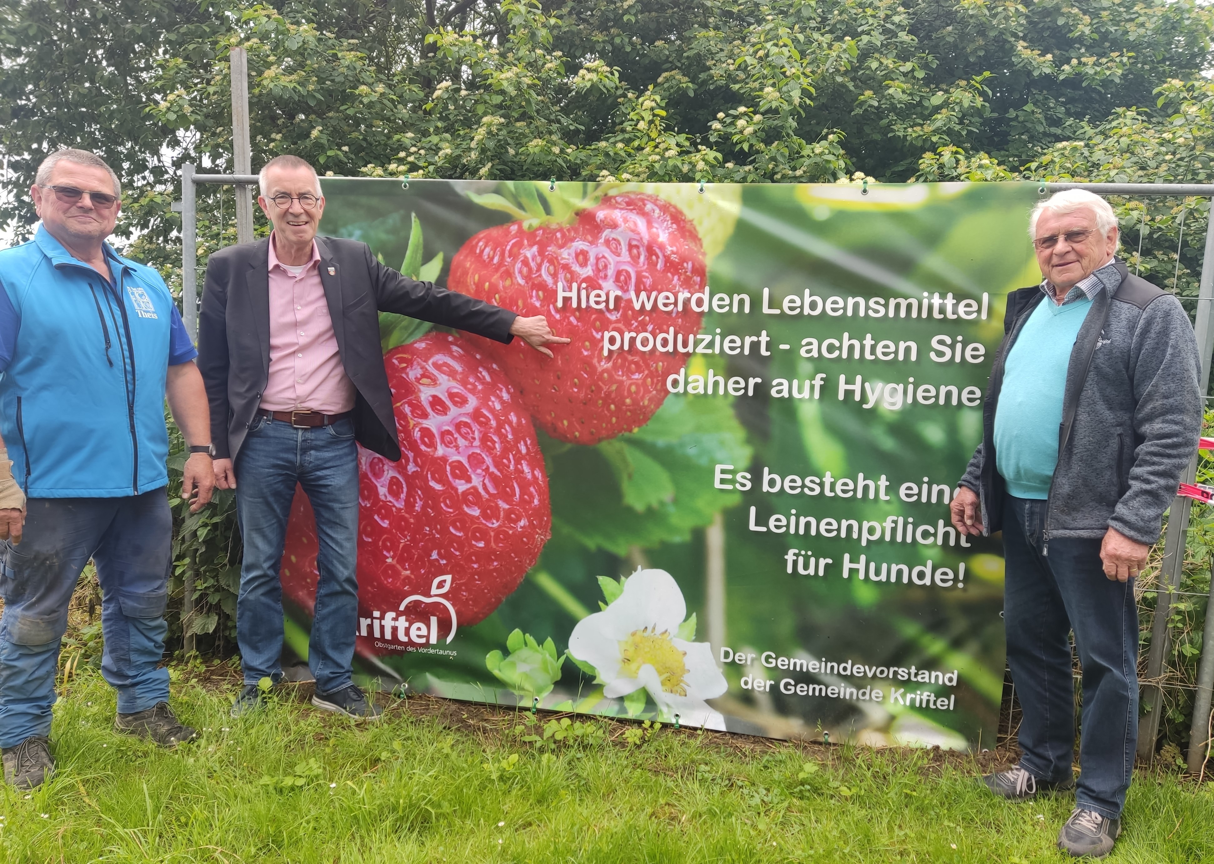 Jirasek, Theis und Hoss vor dem neuen Banner.