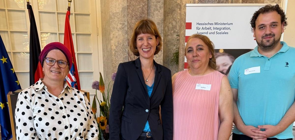 Die Integrationslotsin mit Ministerin, Sohn und Sozialarbeiterin der Gemeinde.