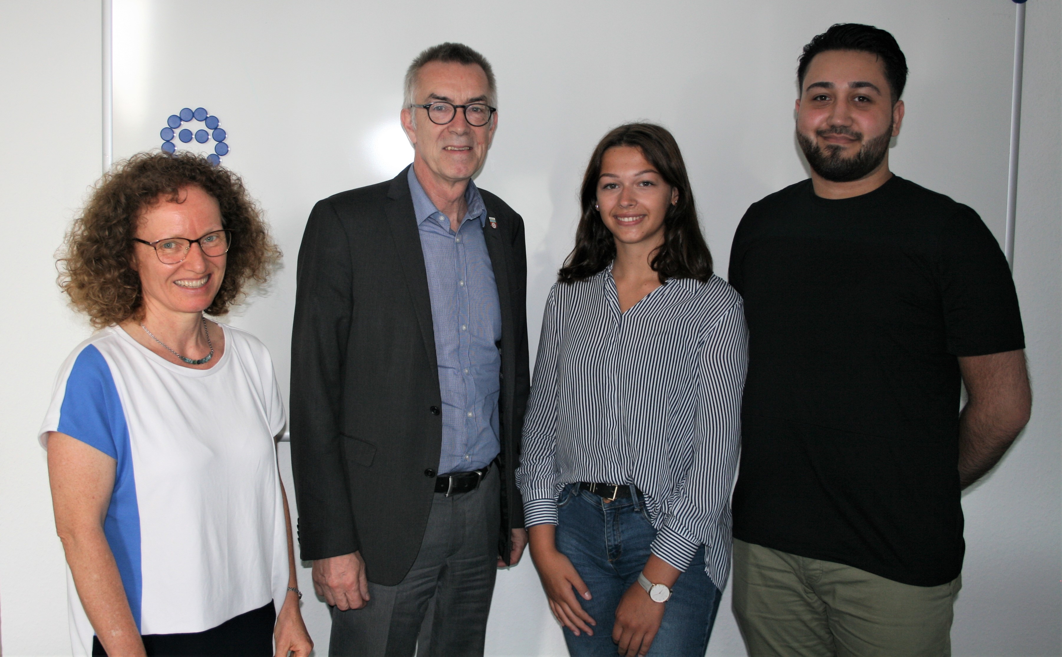 Die neue Jahrespraktikantin wurde begrüßt vom Ersten Beigeordneten Franz Jirasek, Ausbildungsleiterin Jutta Kuchenbrod und ihrem "Paten", Azubi Naif Mardin.