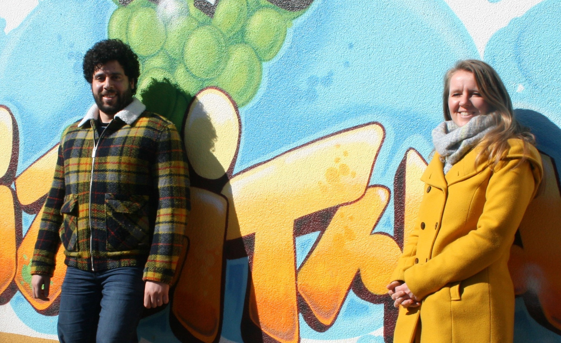 Yaman Fakhani mit Lydia Rauh vor dem Freizeithaus.