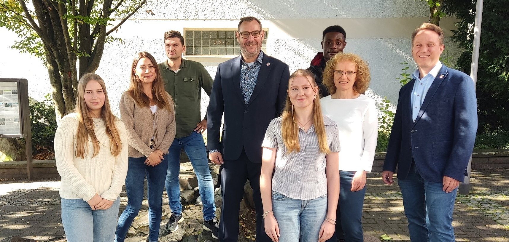 Die neuen Mitarbeiter und Azubis vor dem Rathaus.