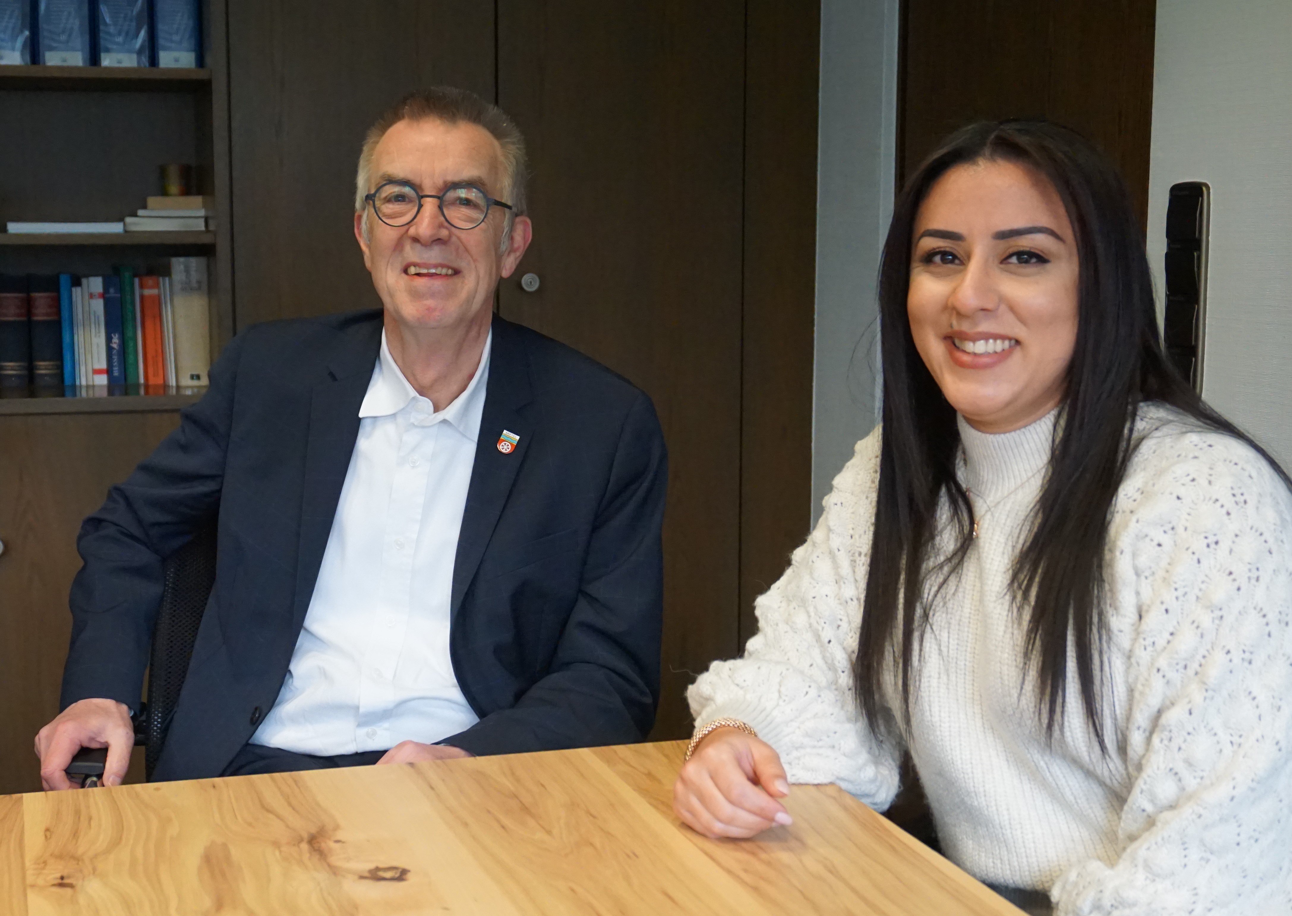 Jirasek und Ceyhan sitzen am Tisch.