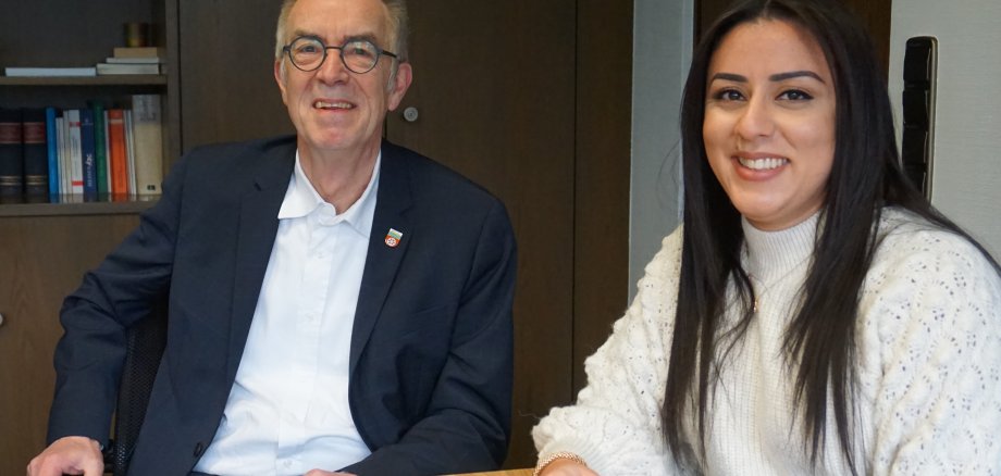 Jirasek und Ceyhan sitzen am Tisch.