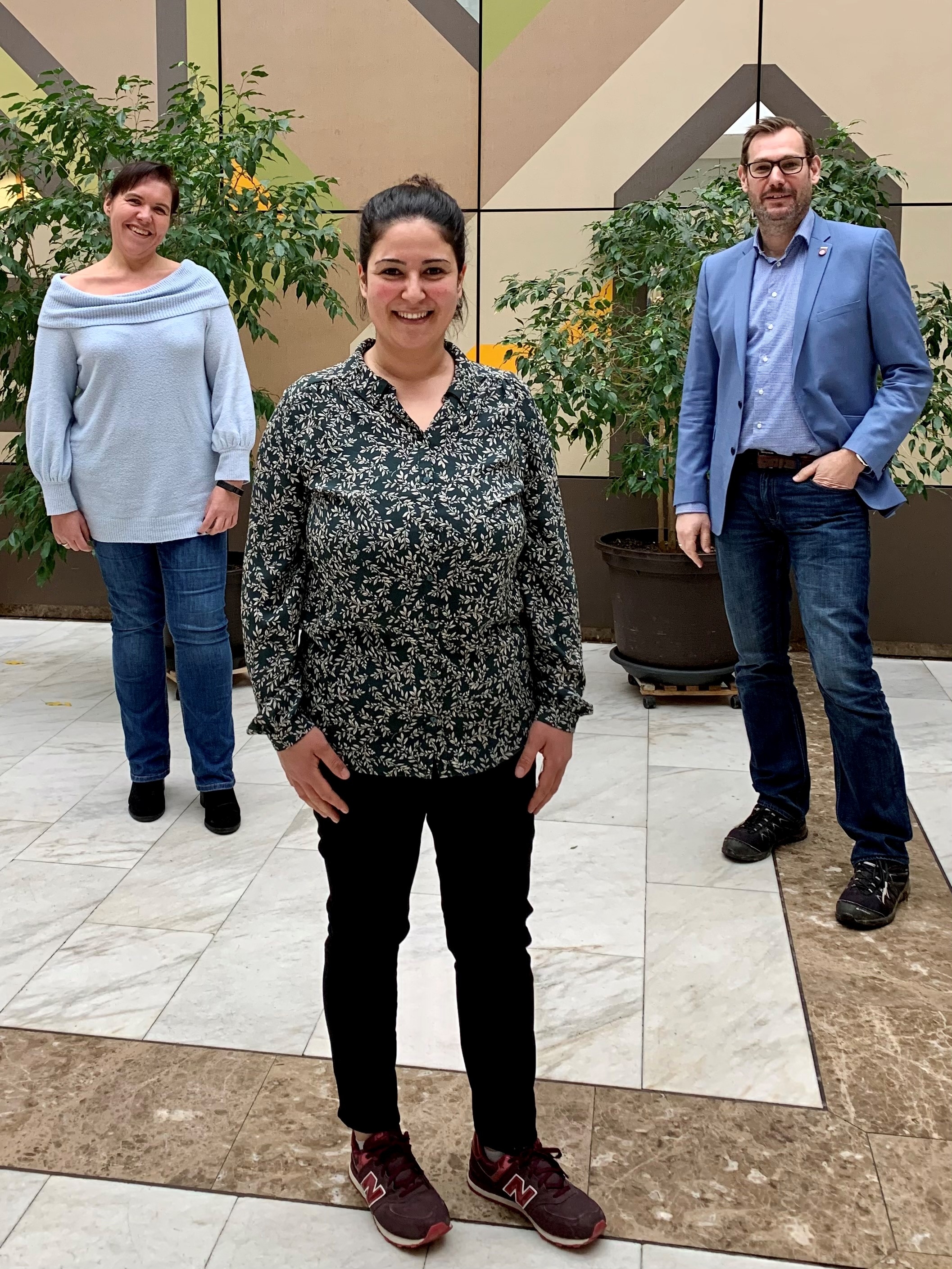 Madline Eid steht mit Abstand vor Bürgermeister Seitz und der Leiterin des Bürgerservice, Katrin Scheurich.