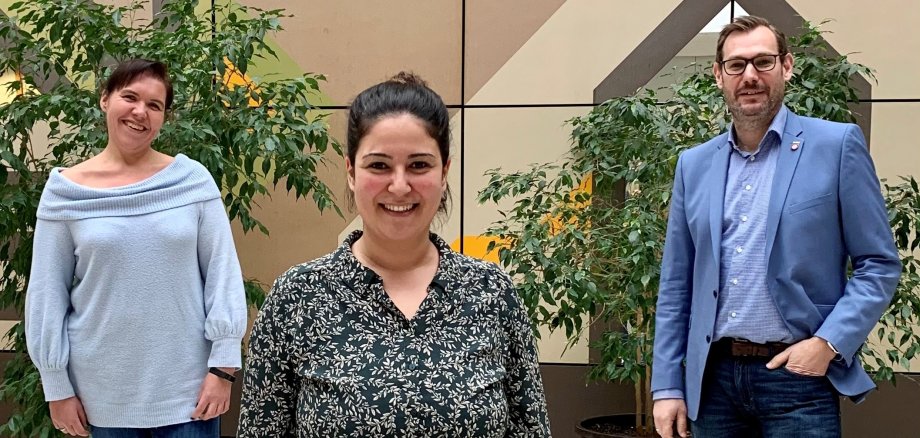 Madline Eid steht mit Abstand vor Bürgermeister Seitz und der Leiterin des Bürgerservice, Katrin Scheurich.