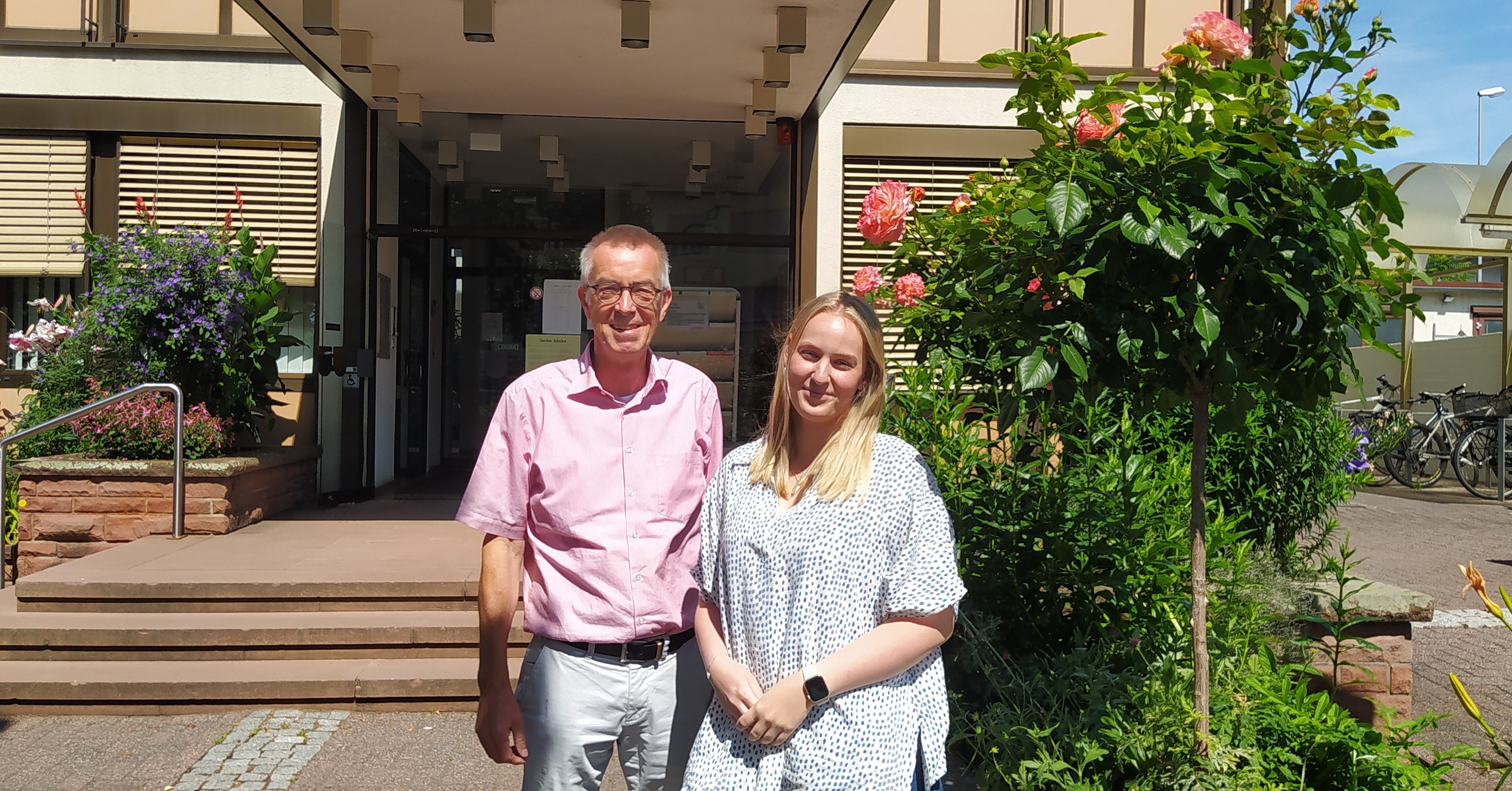 Franz Jirasek mit Sonja Sauer vor dem Rathaus.