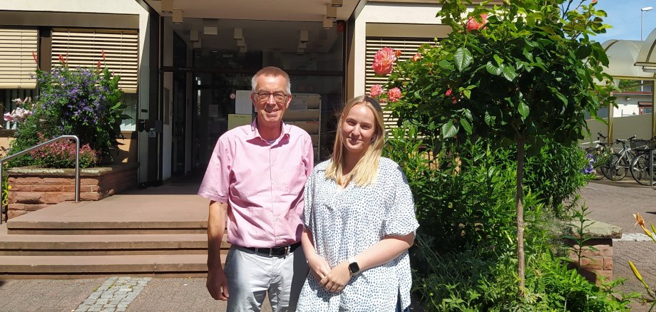 Franz Jirasek mit Sonja Sauer vor dem Rathaus.
