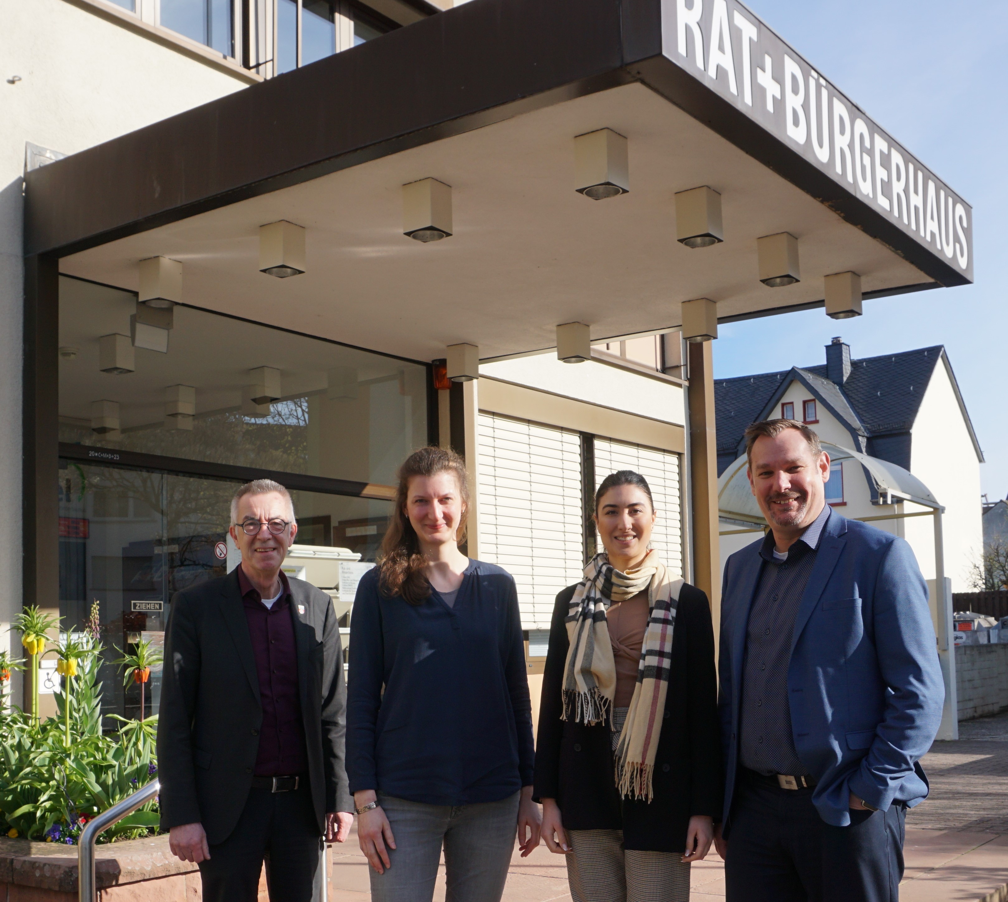 Die neuen Mitarbeiterinnen mit Seitz und Jirasek vor dem Rathaus.
