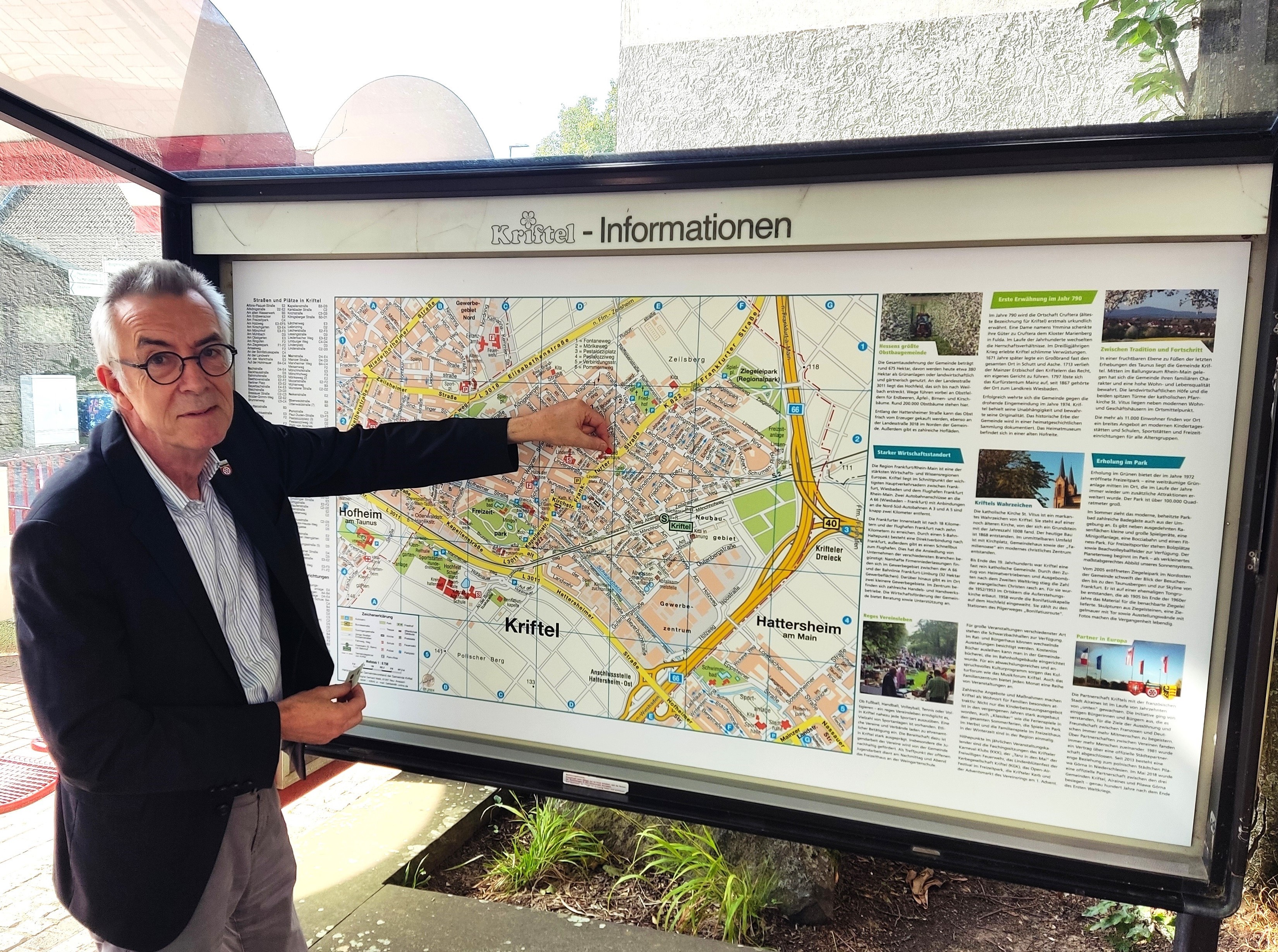 Jirasek vor dem Ortsplan am Rathaus.