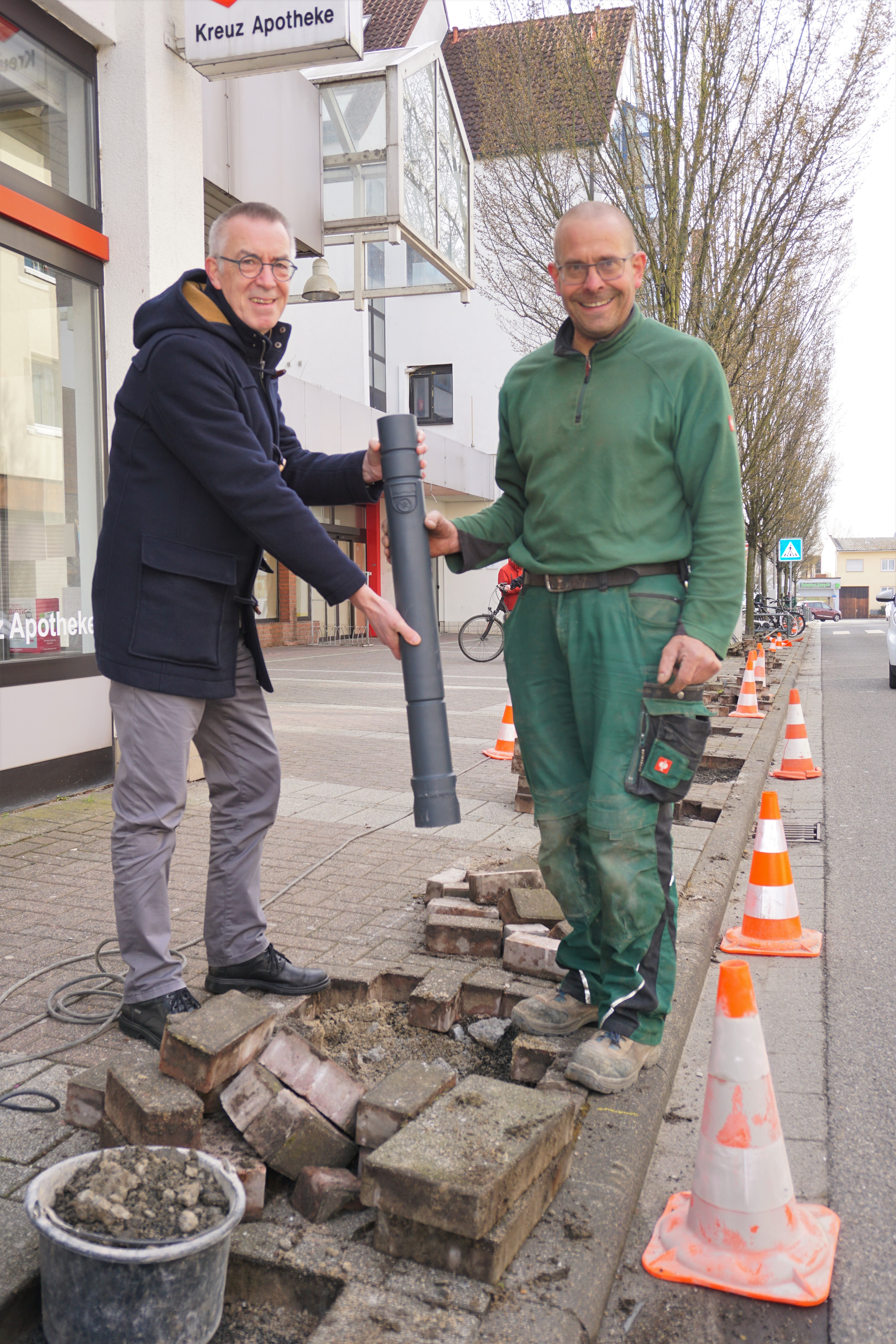 JIrasek mit einem Mitarbeiter der Gartenbaufirma und einem neuen Poller.