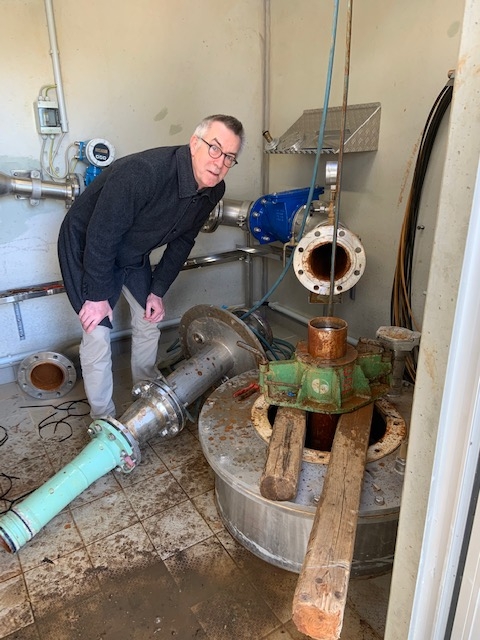 Der Erste Beigeordnete Franz Jirasek im Brunnen neben dem Schacht.