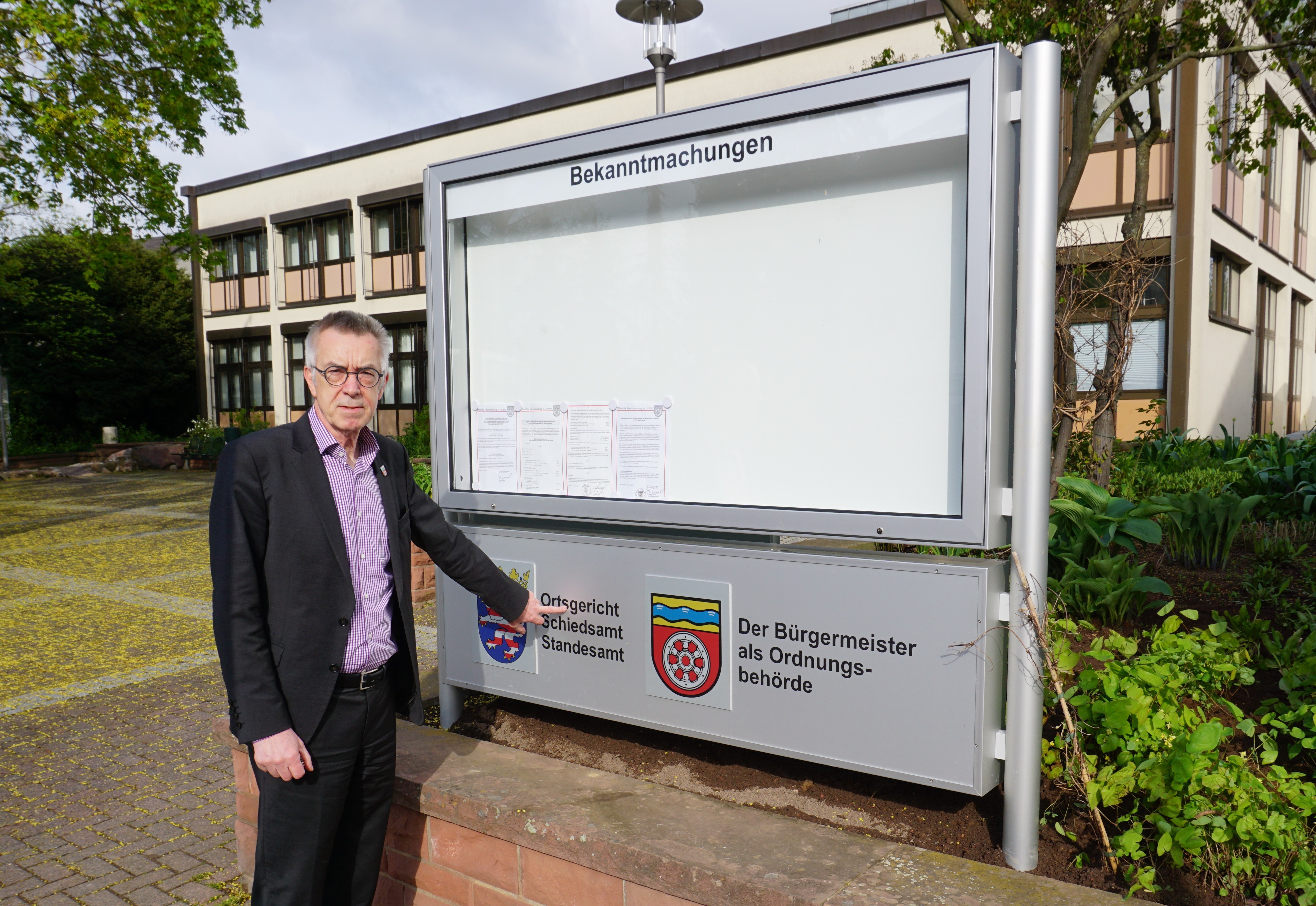 Jirasek vor dem neuen Schaukasten.