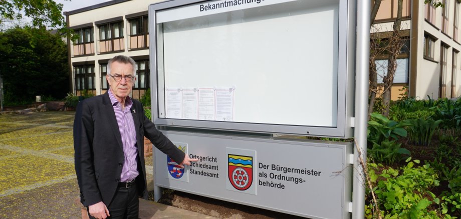 Jirasek vor dem neuen Schaukasten.