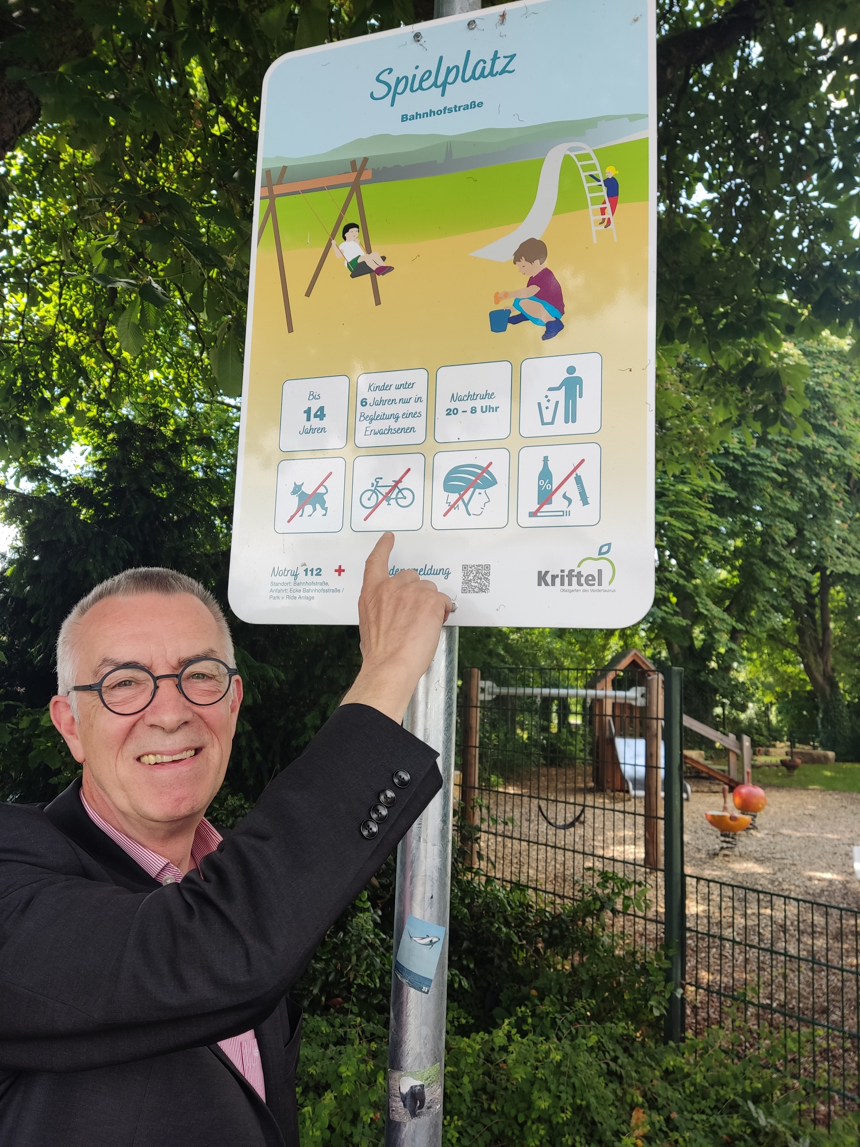 Jirasek zeigt auf neues Schild.