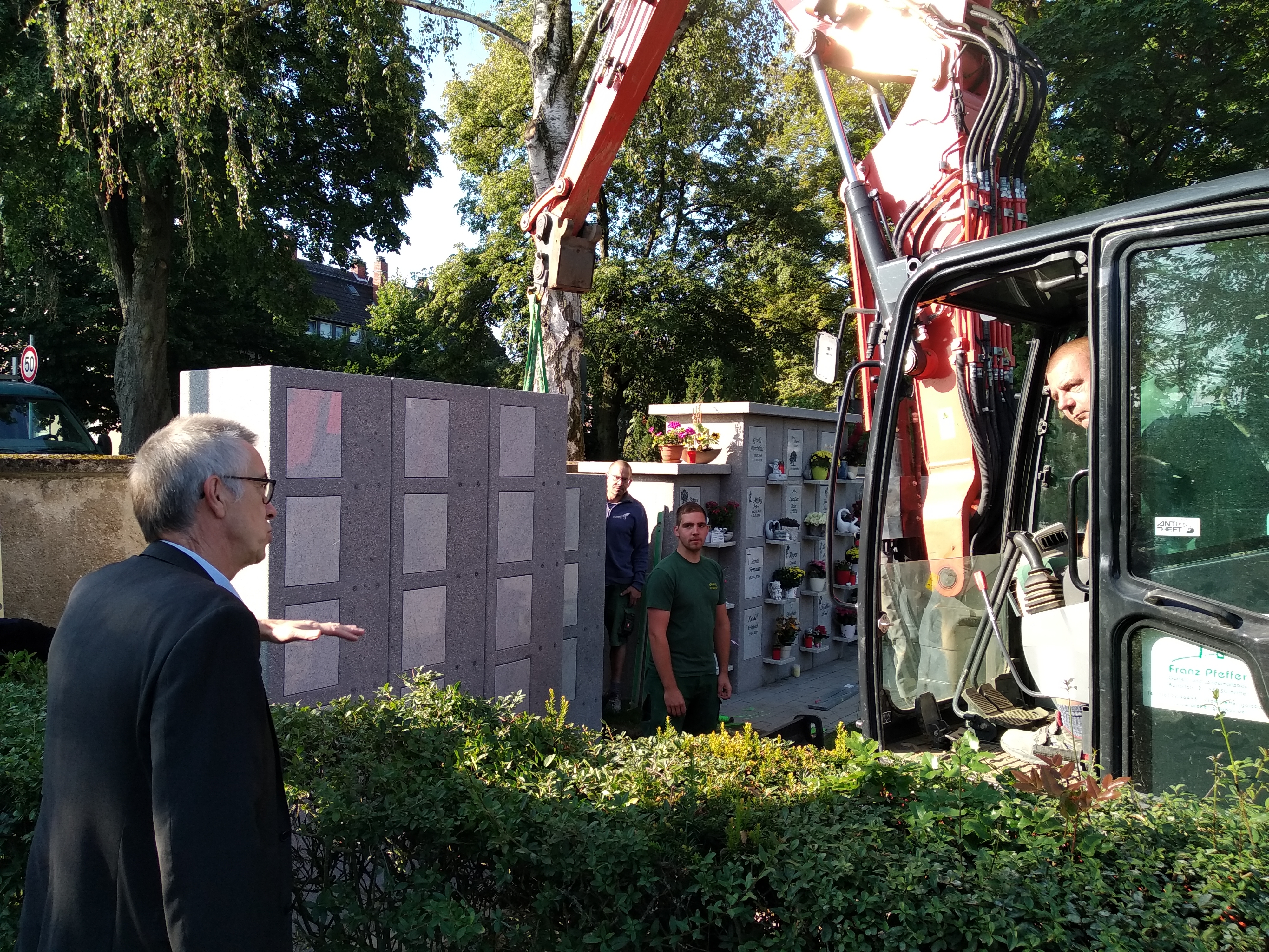Franz Jirasek schaut bei der Aufstellung der Urnenwand per Kran zu.