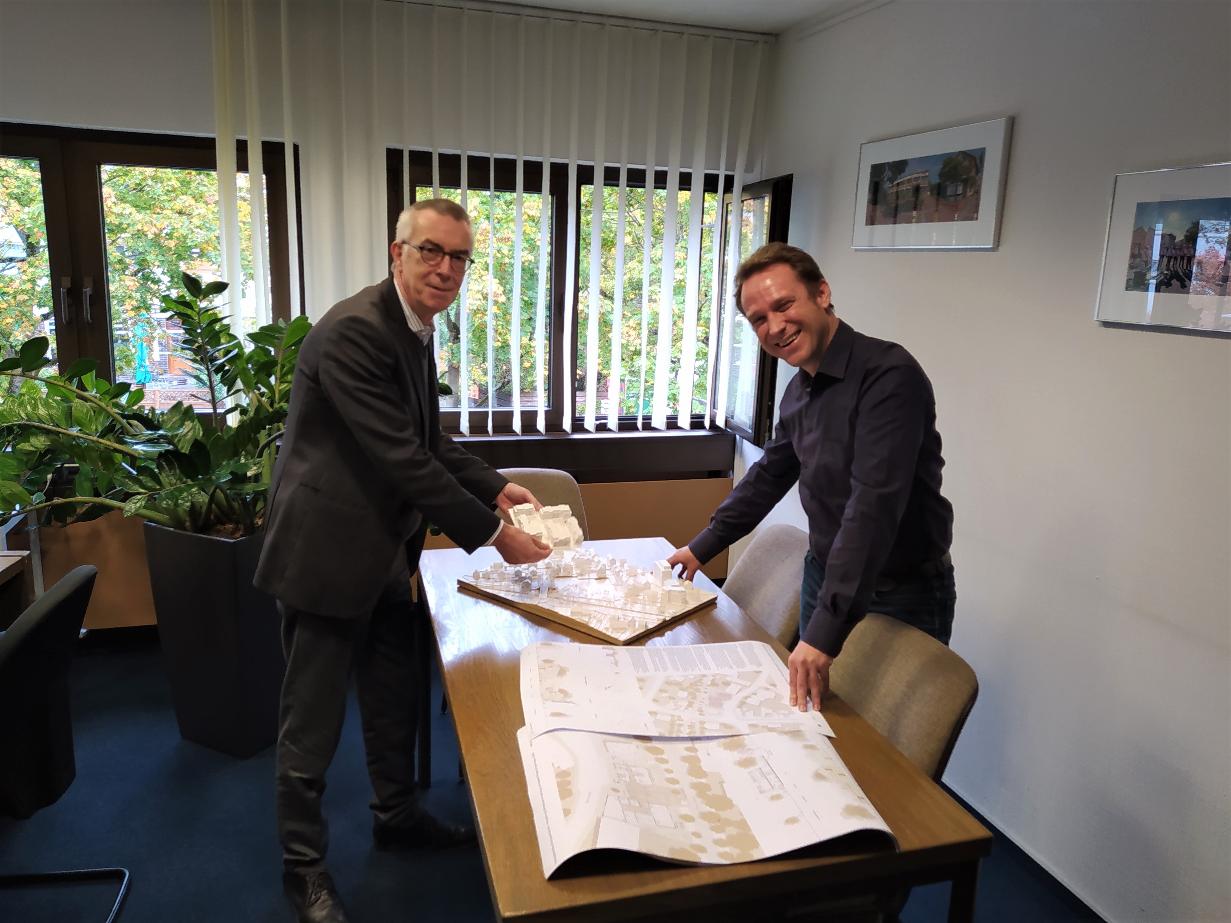 Franz Jirasek und Martin Mohr vor Bauplänen auf dem Tisch.