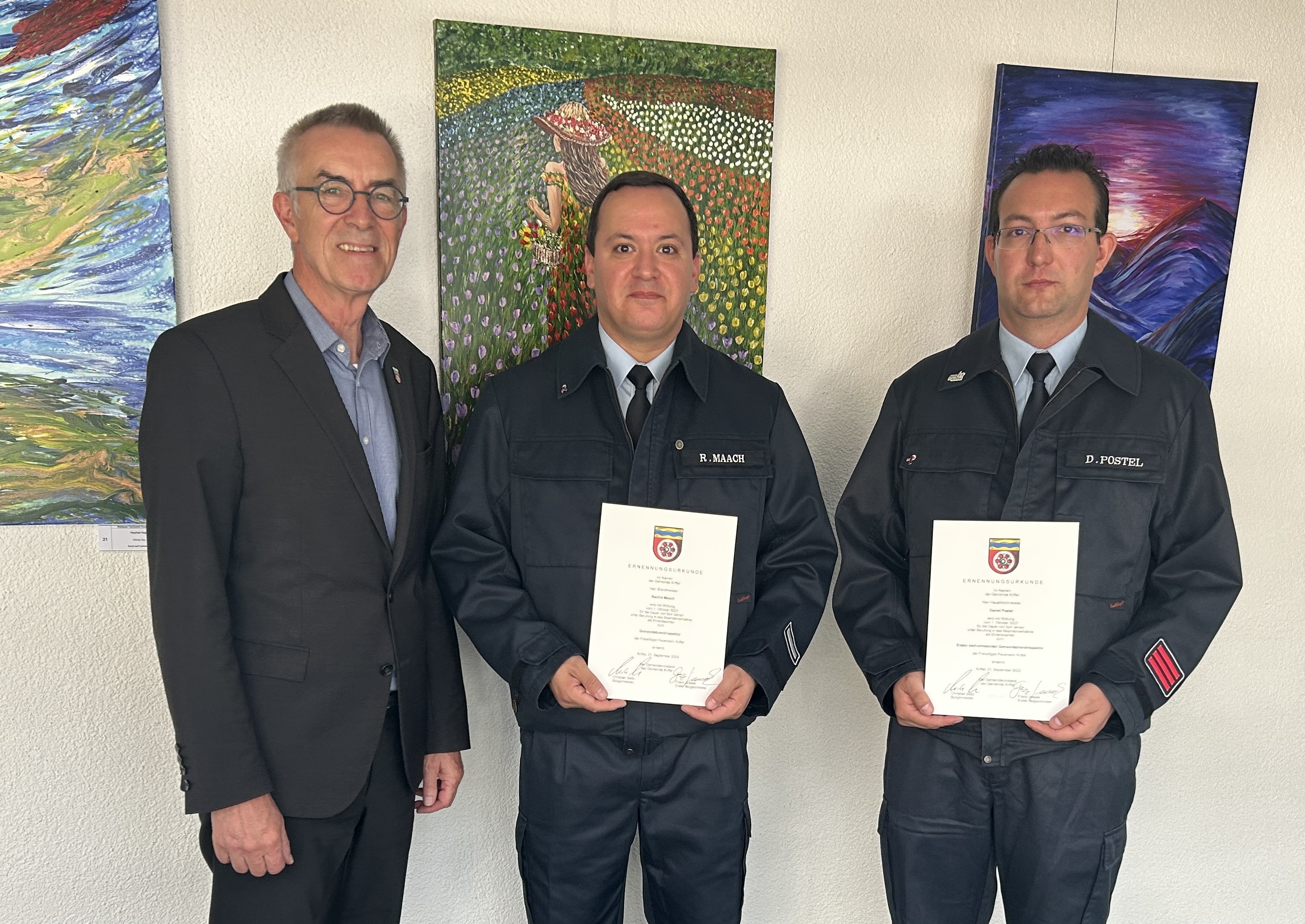 Die beiden Neuen in der Wehrfhrung mit Urkunden.