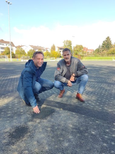 Mohr und Knittel zeigen die ausgebesserten Stellen.
