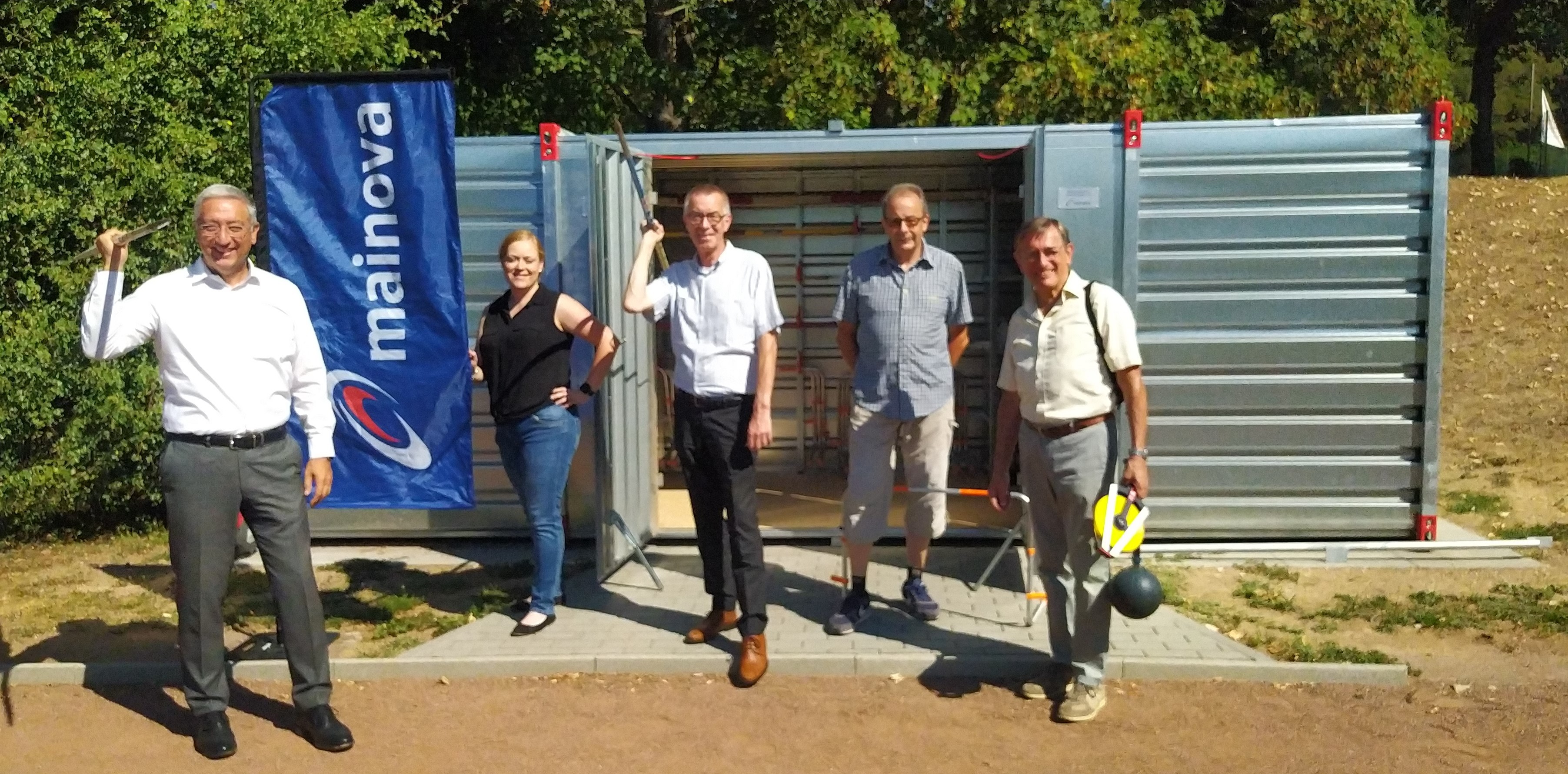 Fototermin vor dem Container.