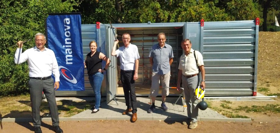 Fototermin vor dem Container.