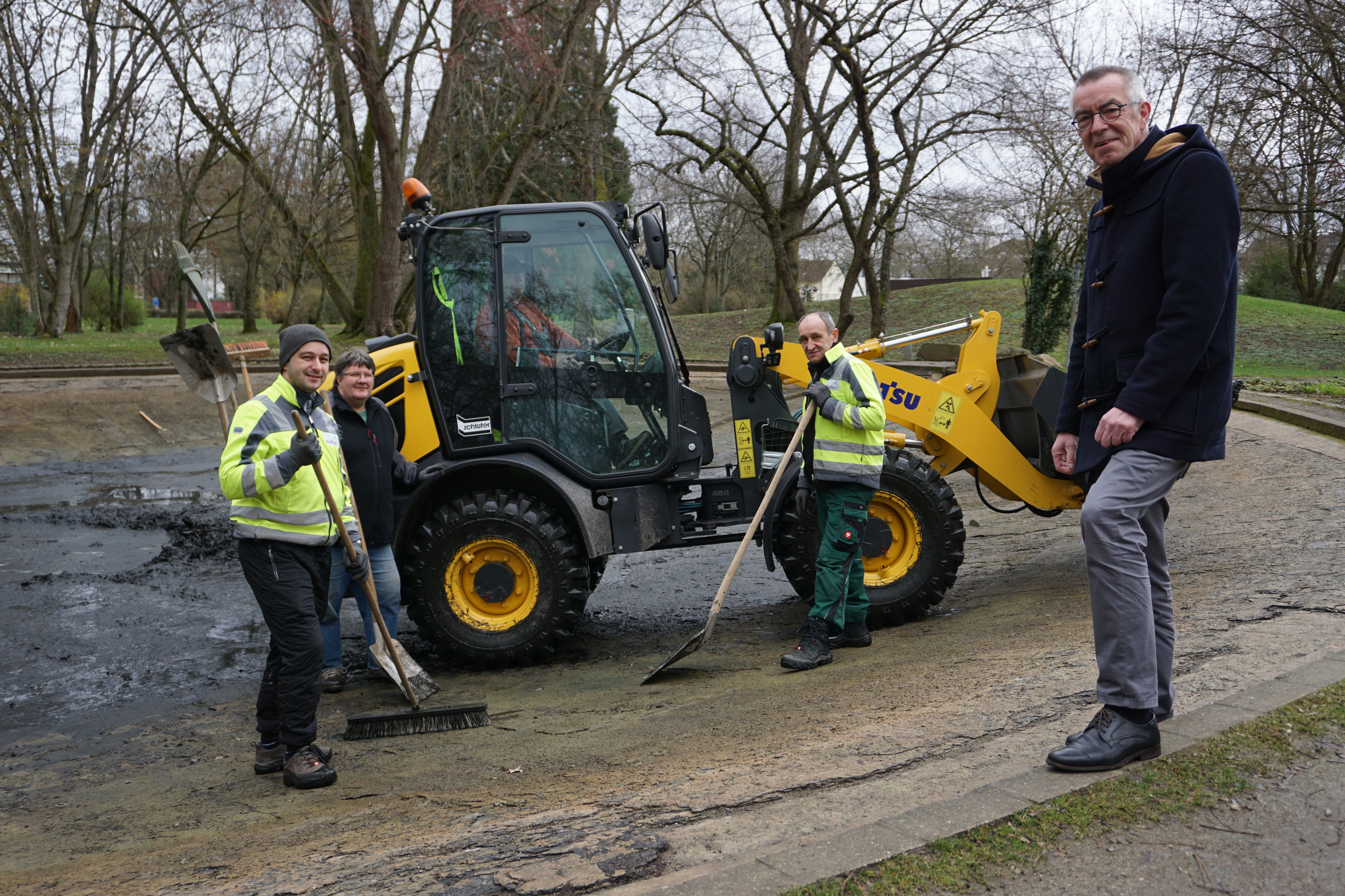 Der Radlader im leeren Weiher.