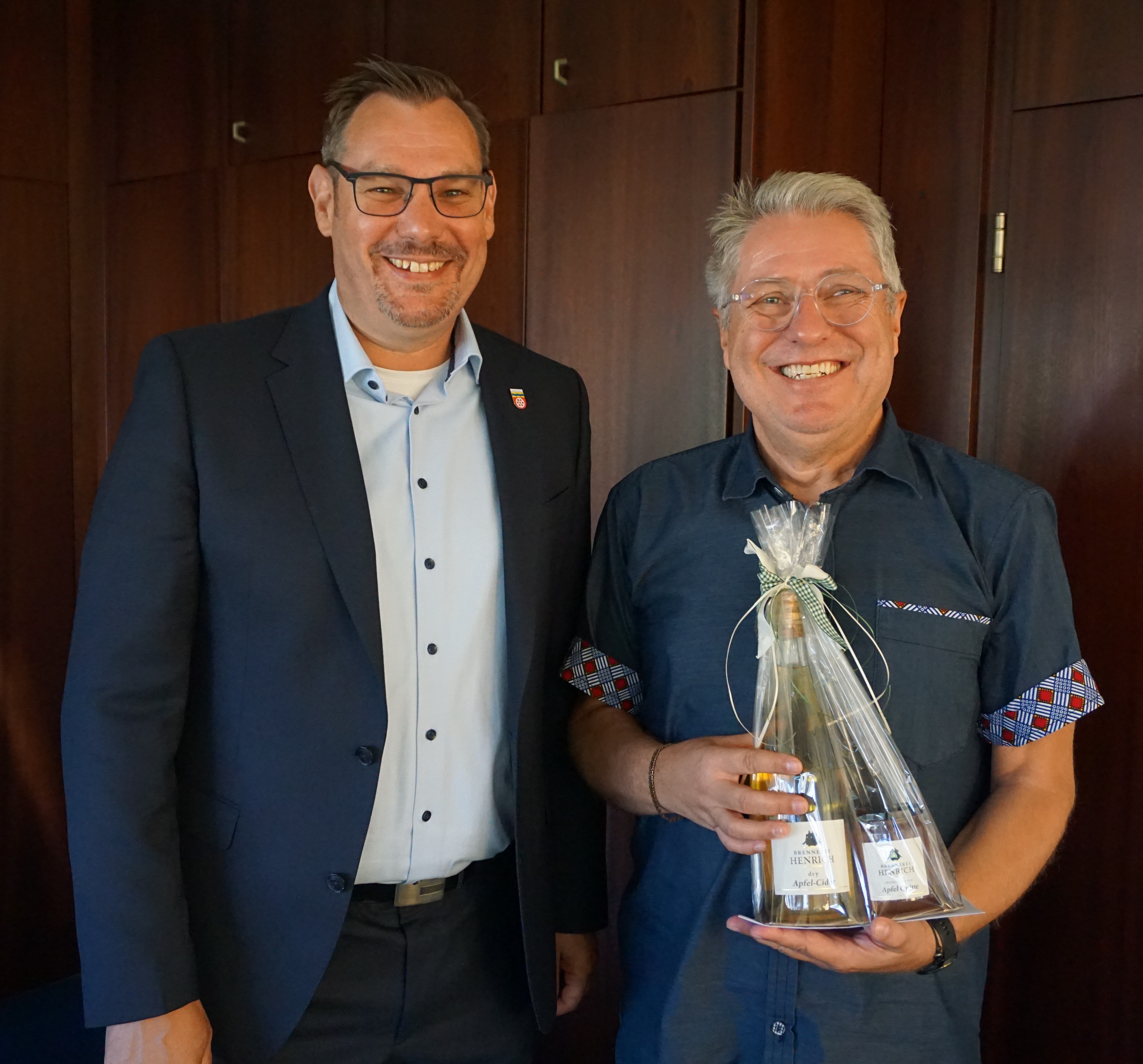 Seitz und Nagel, der ein Geschenk hält.