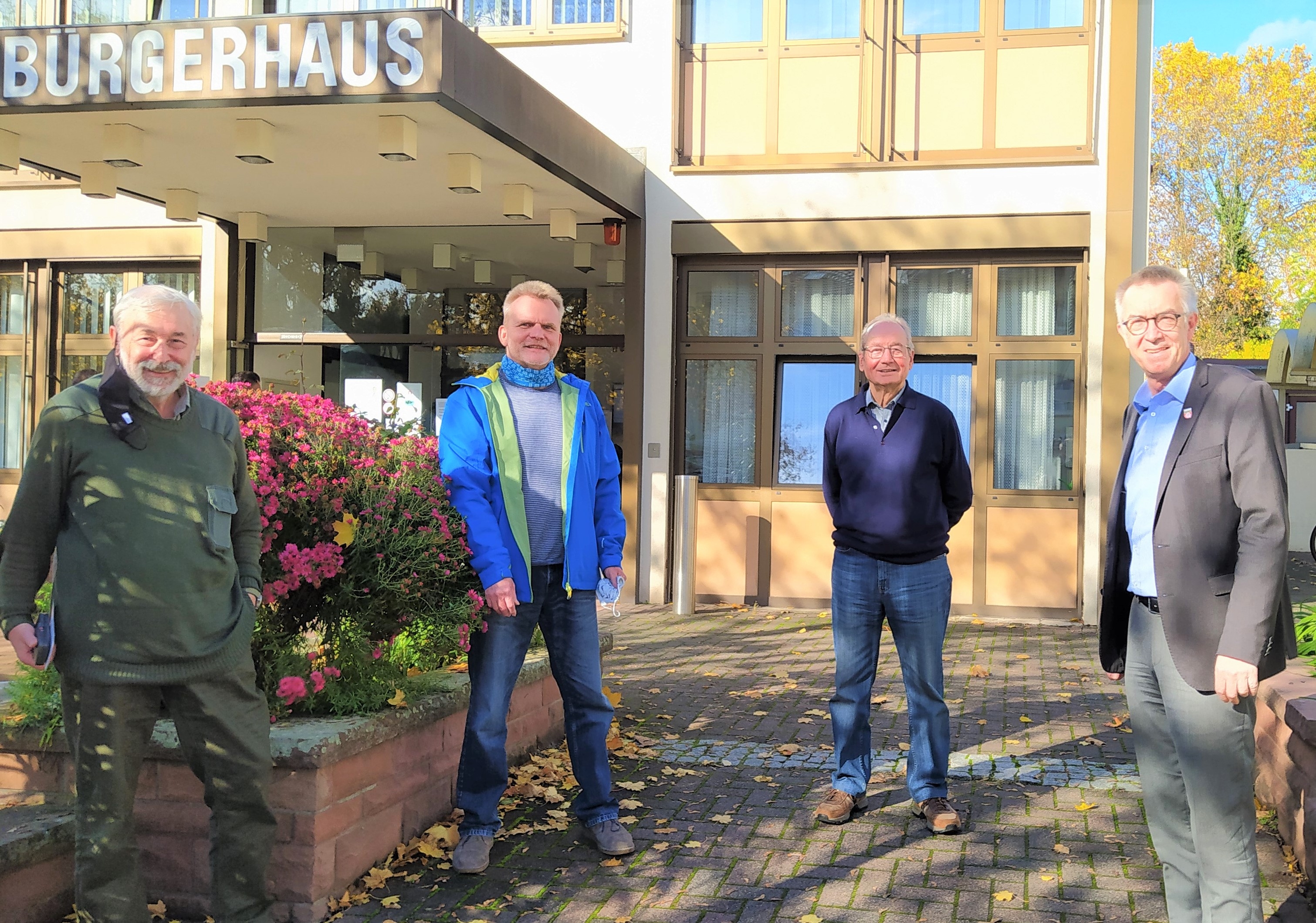Das Vogelschutzteam Hilgert, Krüger und Tecklenburg mit Franz Jirasek vor dem Rathaus.