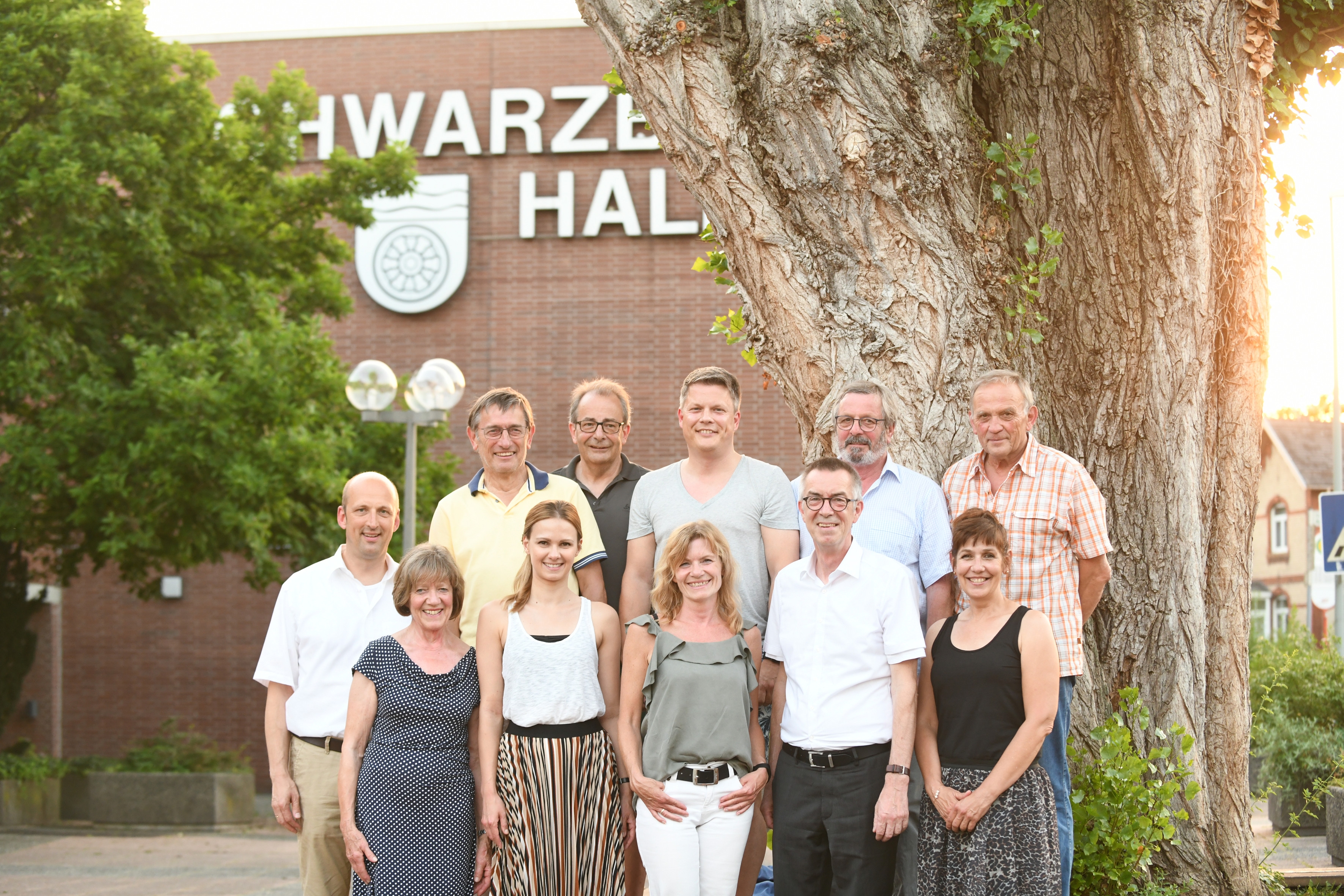 Der neue Vorstand vor der Schwarzbachhalle.