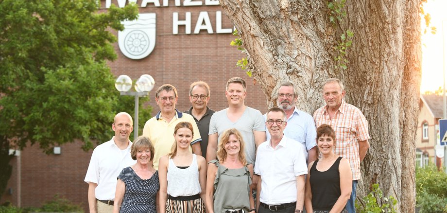 Der neue Vorstand vor der Schwarzbachhalle.