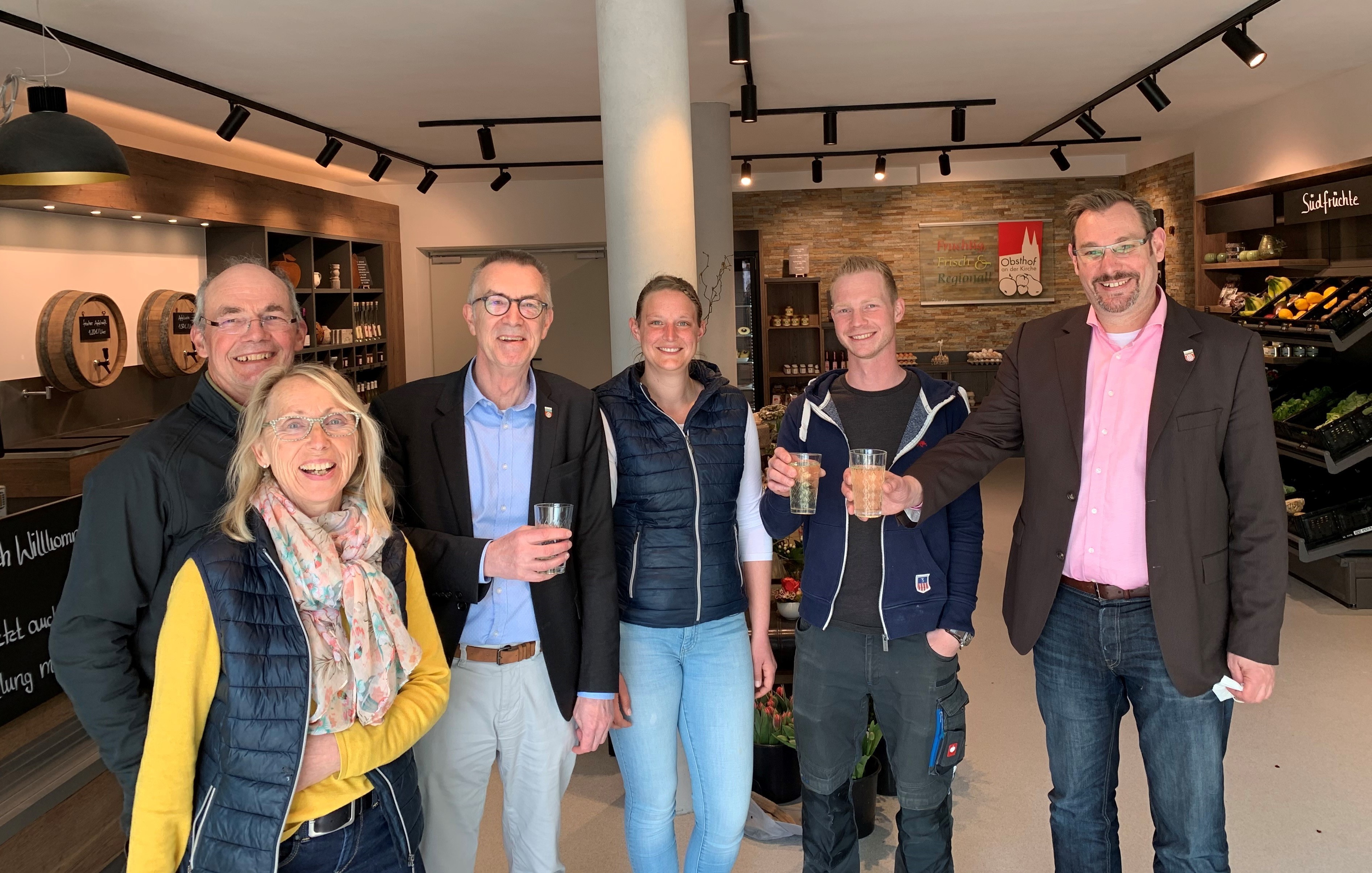 Sektanstoßen im neuen Hofladen mit Rathausspitze.