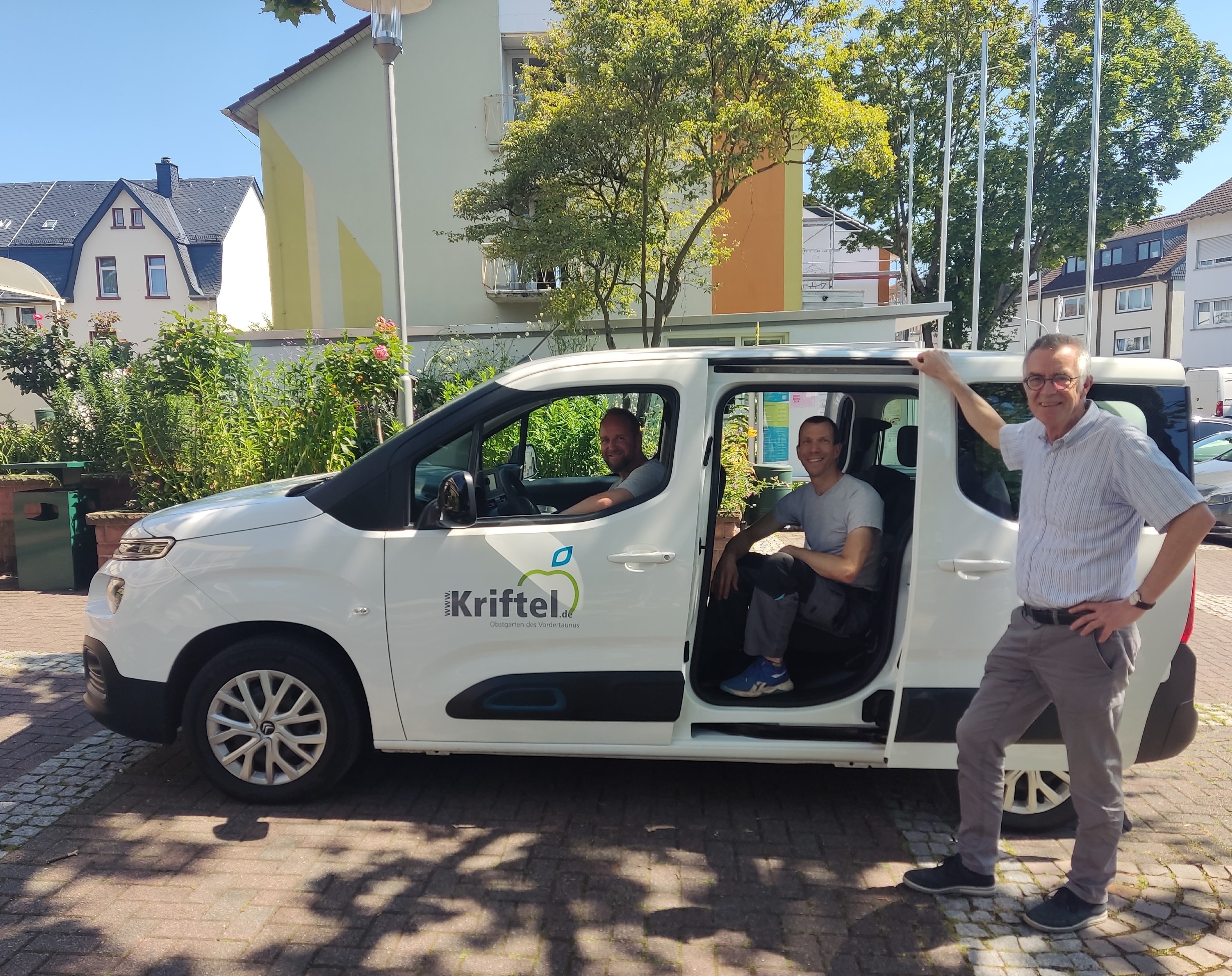 Die Hausmeister im Auto, Franz Jirasek davor.