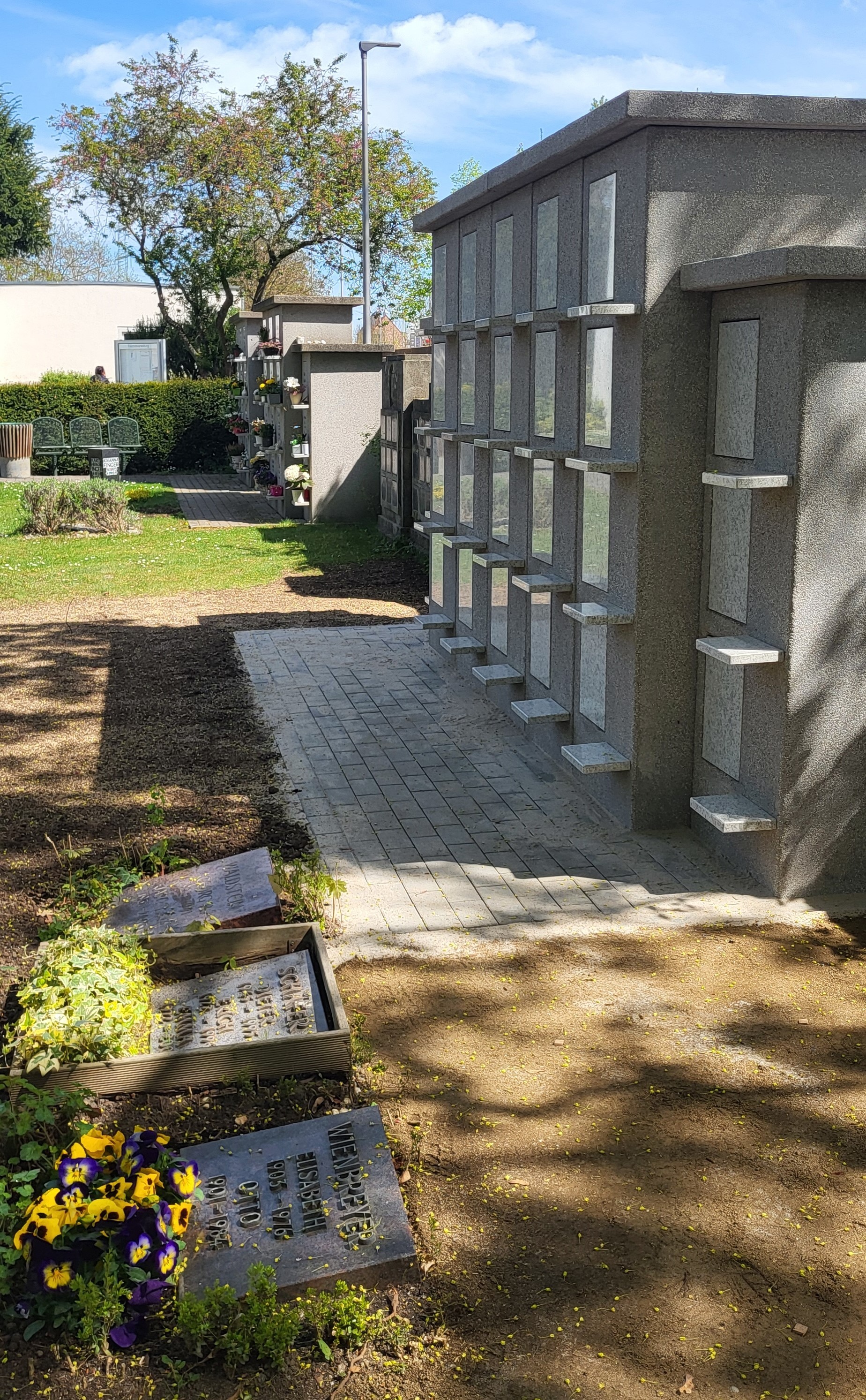 Das neue Kolumbarium direkt neben dem Friedhofseingang.