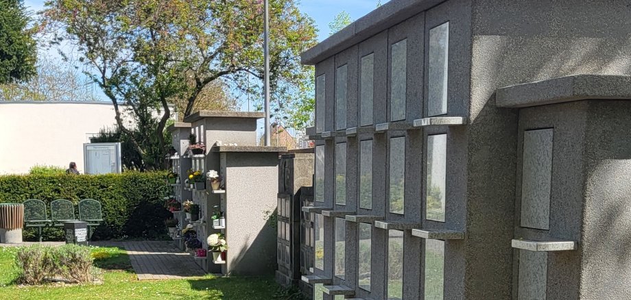 Das neue Kolumbarium direkt neben dem Friedhofseingang.