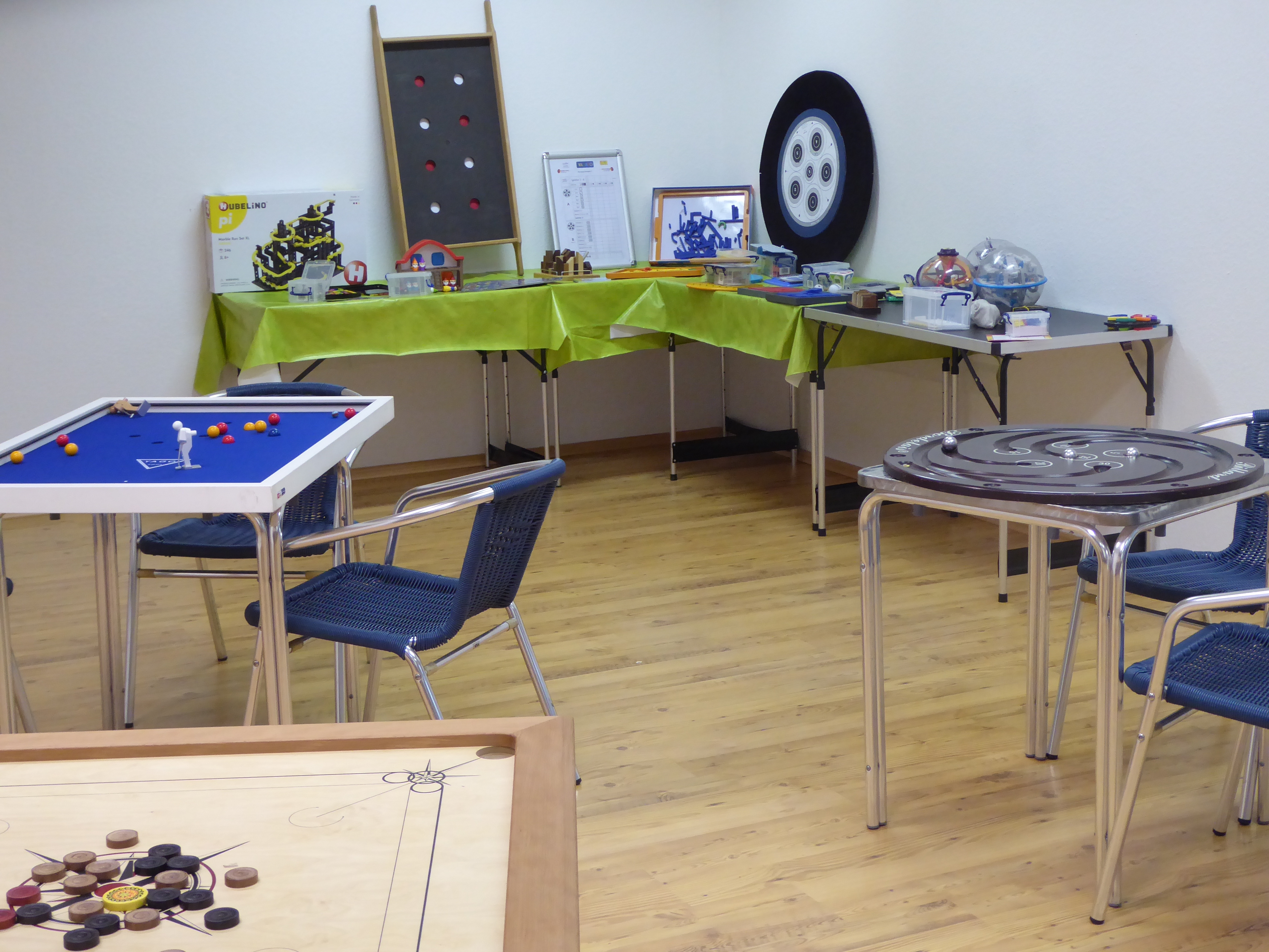 Tische, auf denen viele große Spiele liegen.