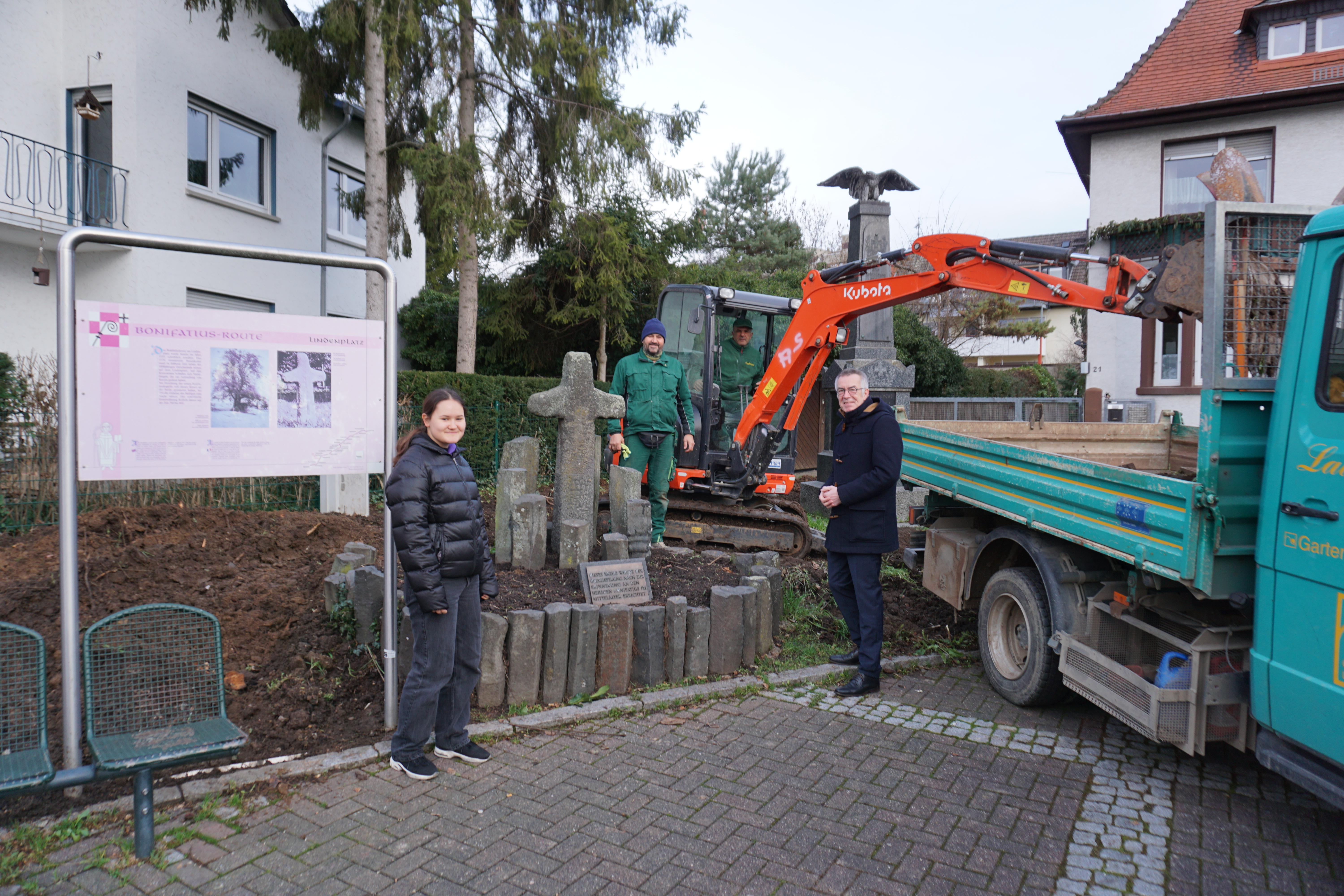 Das Beet um das Kriegerdenkmal wurde abgeräumt.