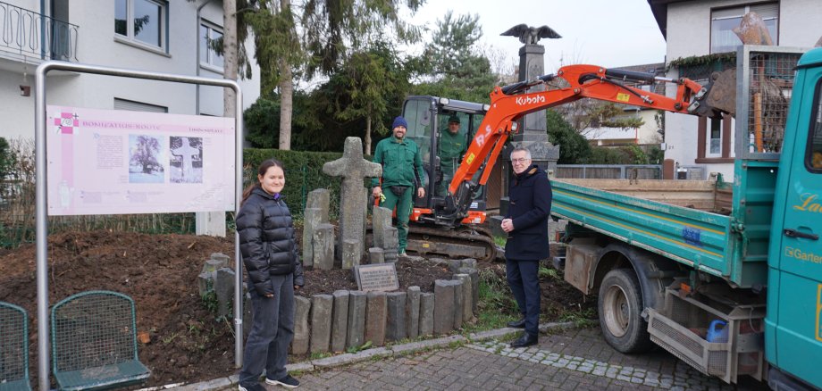 Das Beet um das Kriegerdenkmal wurde abgeräumt.