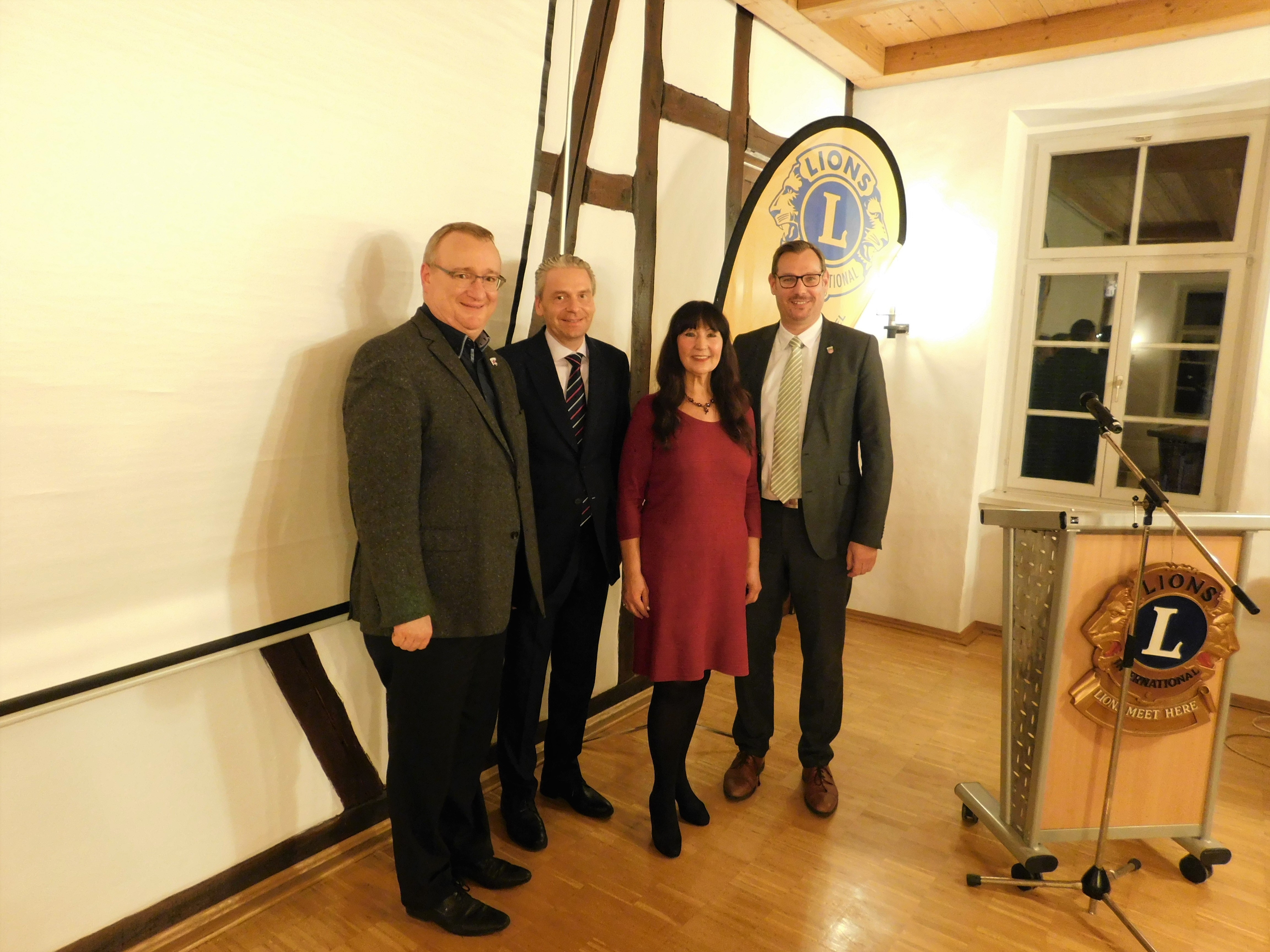 Bürgermeister Schindling (Hattersheim) und Bürgermeister Seitz (Kriftel) sowie Landrat Cyriax und Lions-Chefin Edeltraud Moos-Czech neben dem Mikrofon.