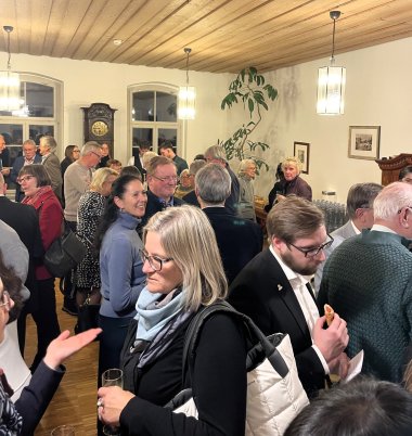 Viele Gäste im Gespräch.