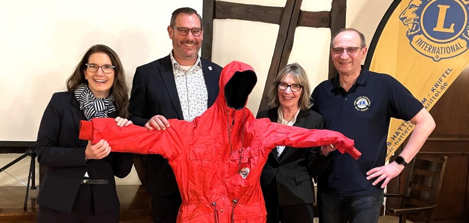 Bürgermeister Seitz mit Wärmeanzug einer Arktisexpedition.