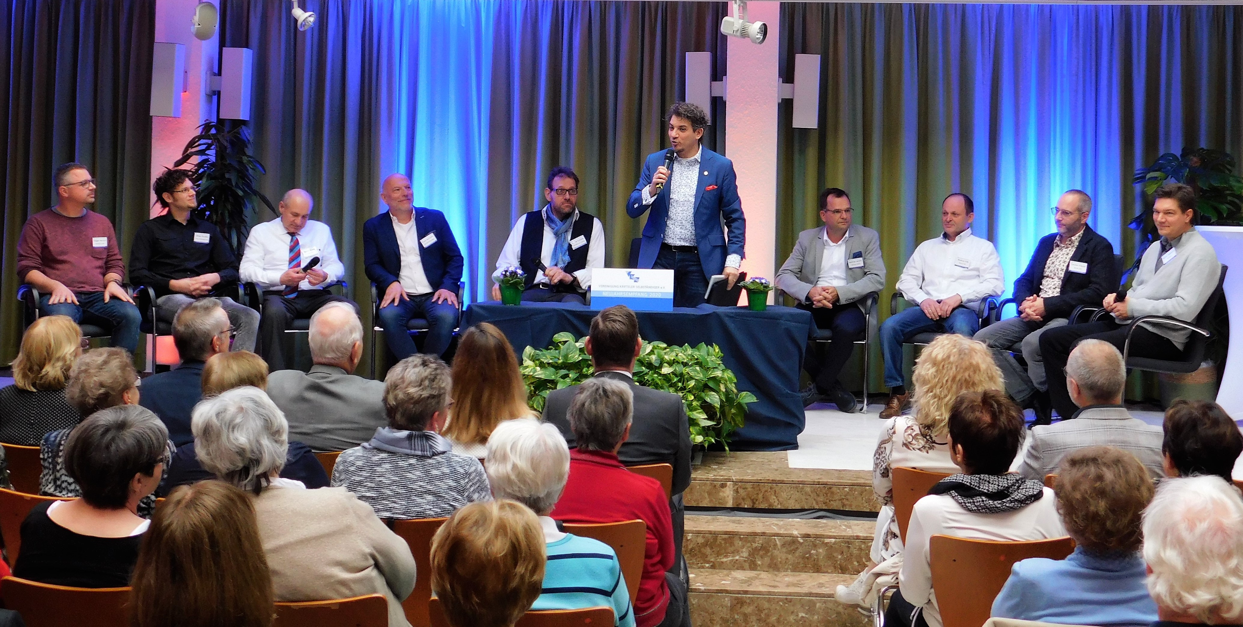 Vertreter von Krifteler Unternehmen sitzen auf dem Podium im Rat- und Bürgerhaus.