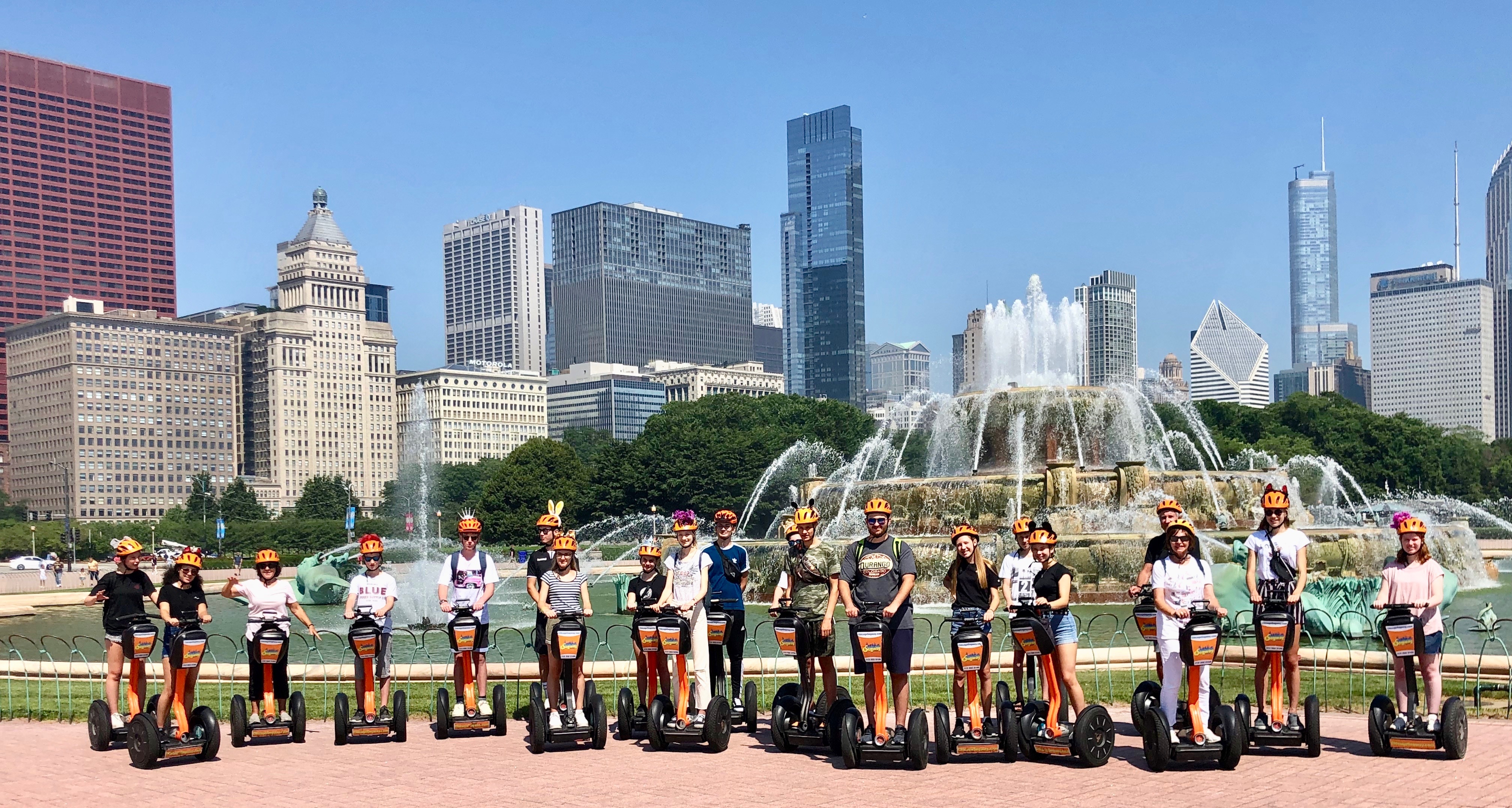 Schüler auf Segways vor der Skyline Chicagos.