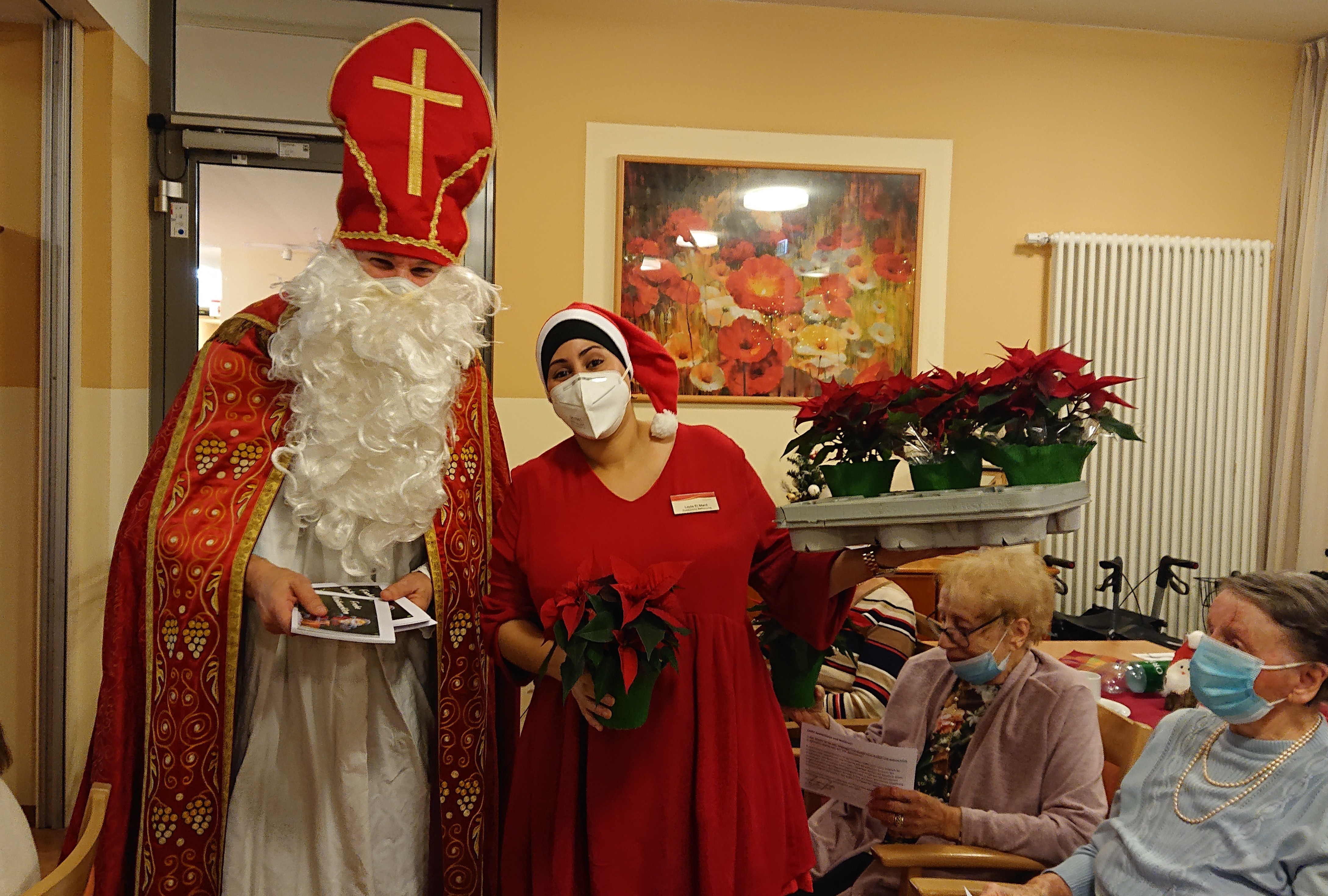 Bürgermeister Seitz im Nikolauskostüm. Er verteilt Geschenke an die Bewohner des Kursana.
