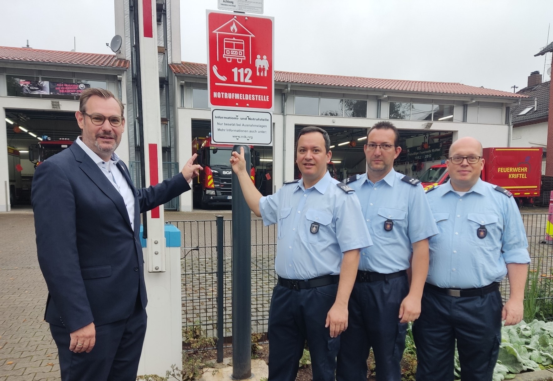 Bürgermeister präsentiert neue Meldestelle am Feuerwehrhaus.