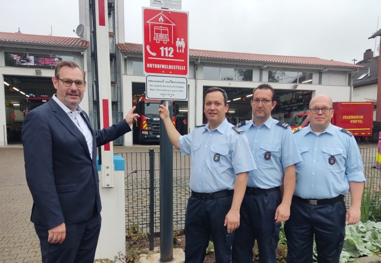 Die Notrufmeldestelle vor der Krifteler Feuerwache ist mit einem Schild gekennzeichnet.