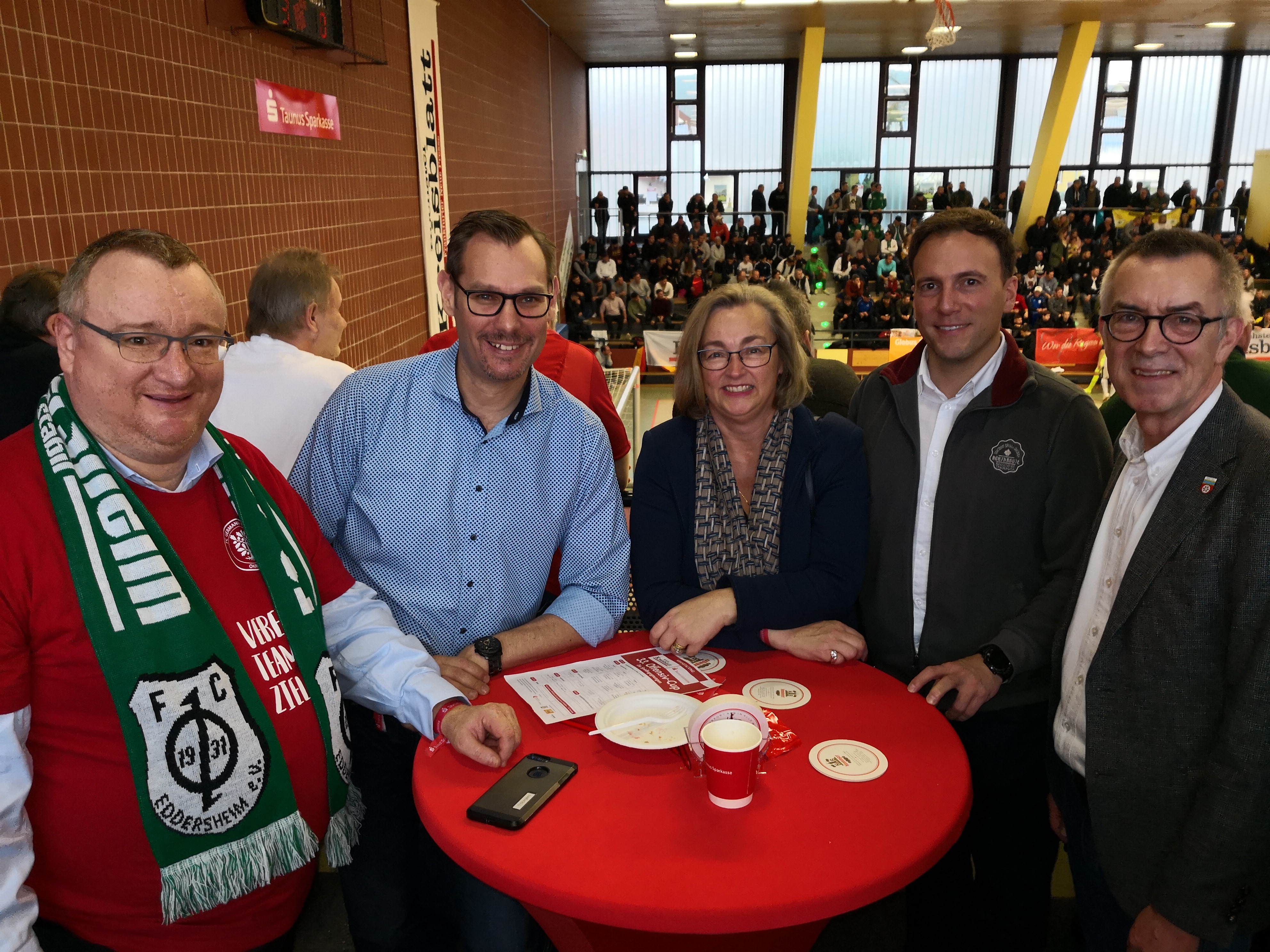 Die Bürgermeister in der Kreissporthalle an der Spendenbox.