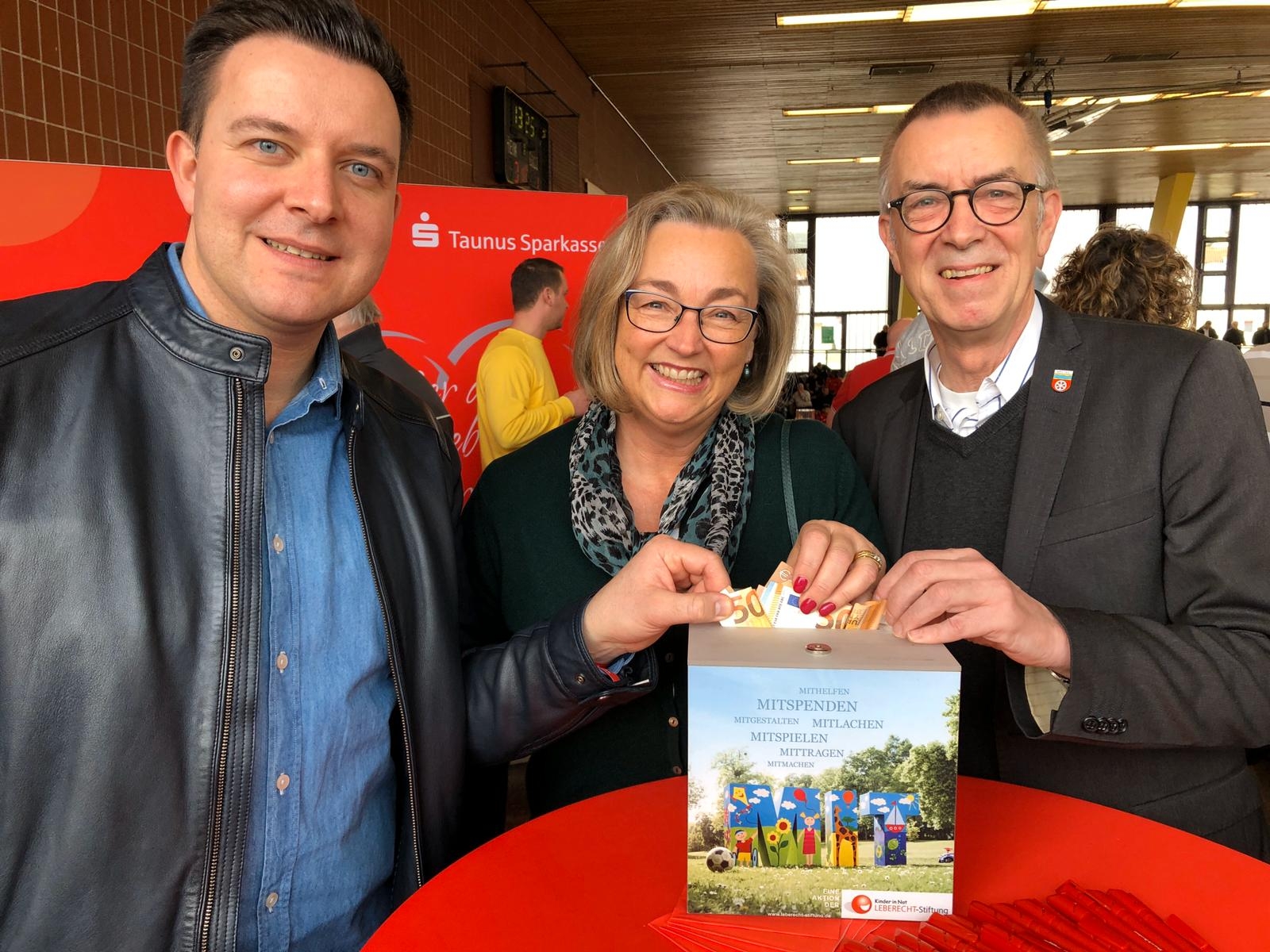 Der Erste Beigeordnete Franz Jirasek steht mit den Bürgermeistern aus Hofheim und Liederbach am Spendentopf.
