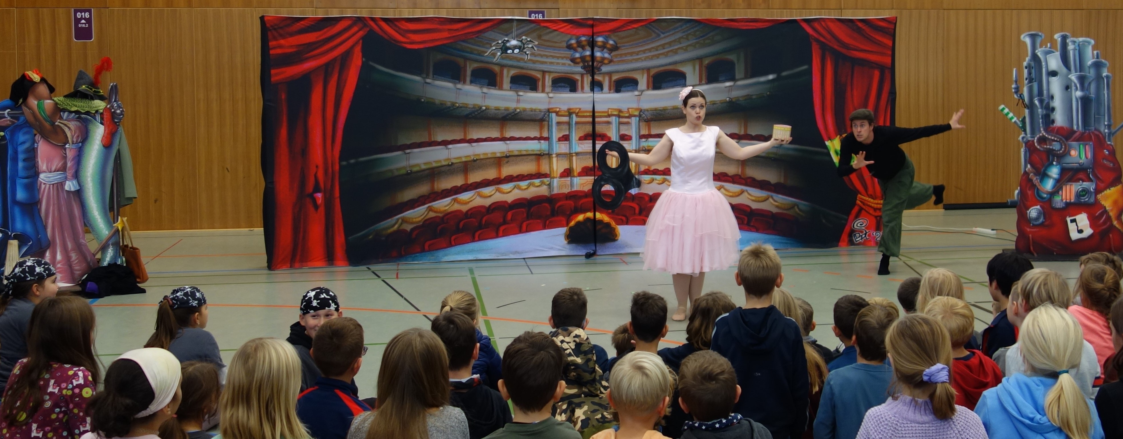 Die Opernretter in der Turnhalle der Weingartenschule.
