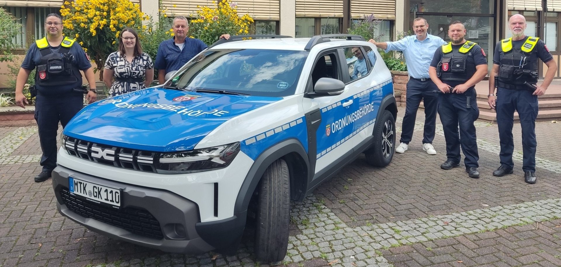 Das neue Auto vor dem Rathaus.