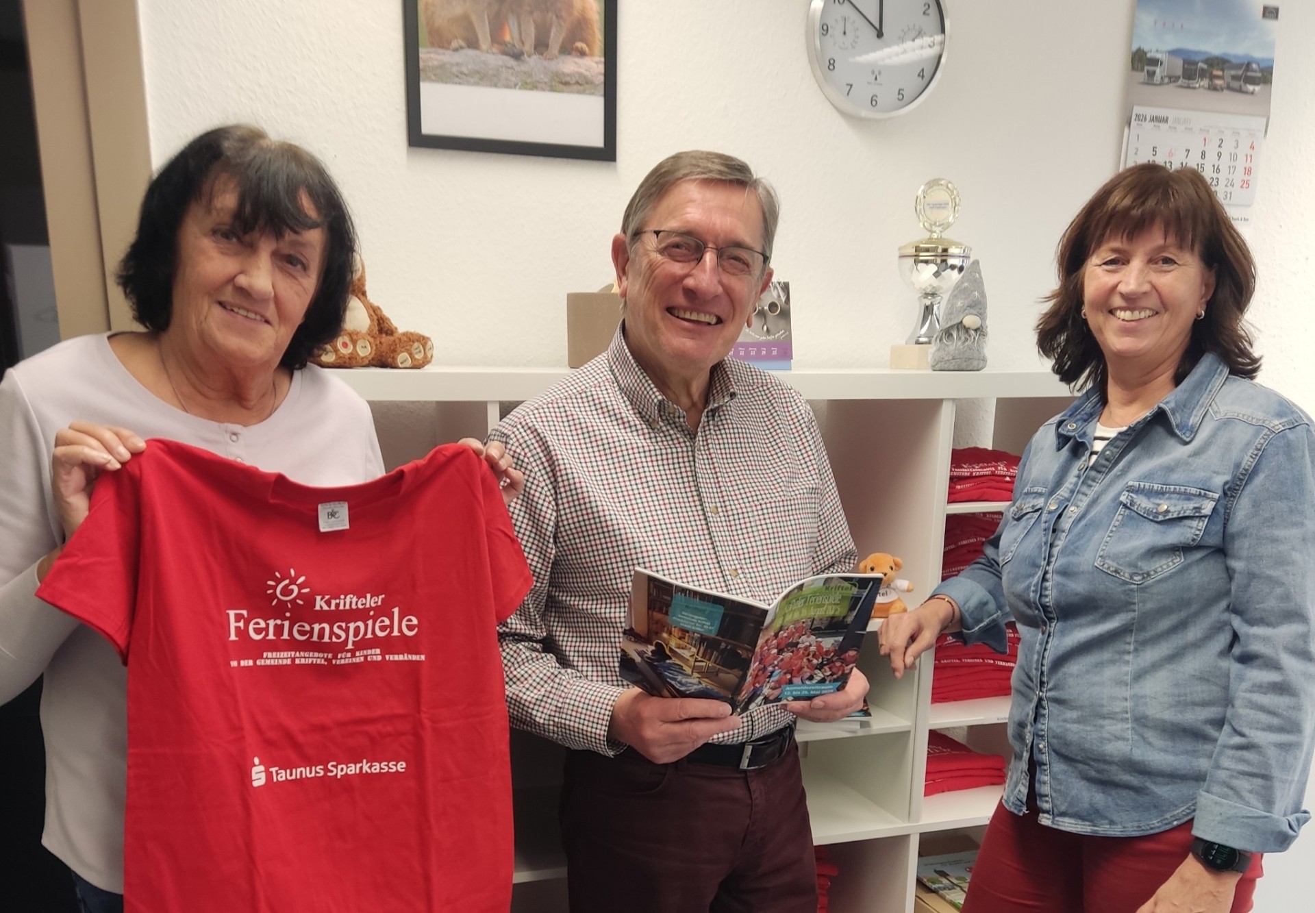 Das Orgateam mit Ferienspiel-T-Shirts.