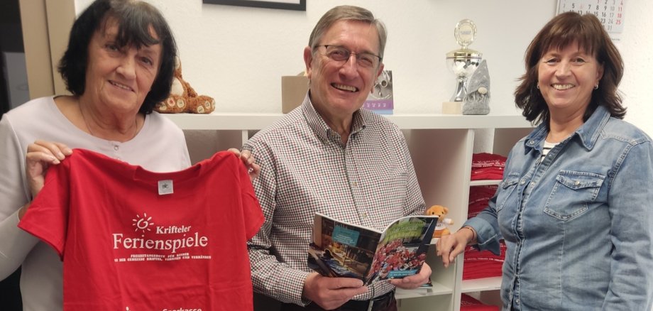 Das Orgateam mit Ferienspiel-T-Shirts.